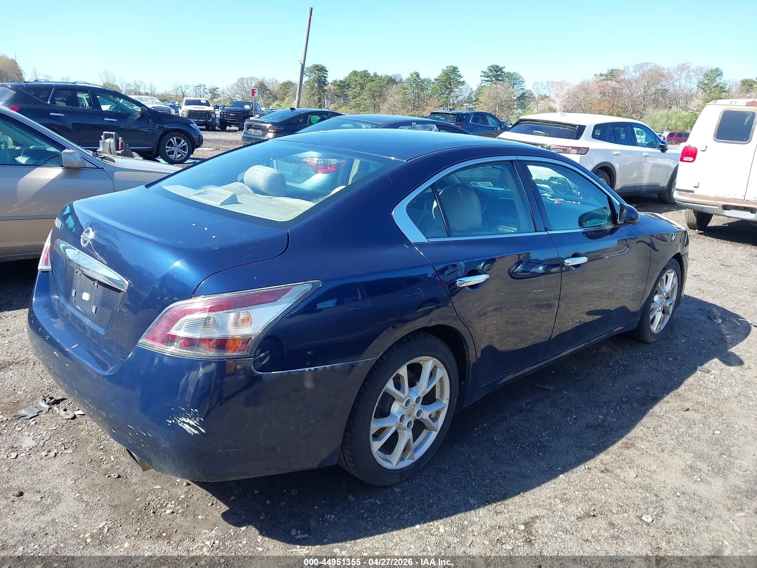 NISSAN MAXIMA image 4