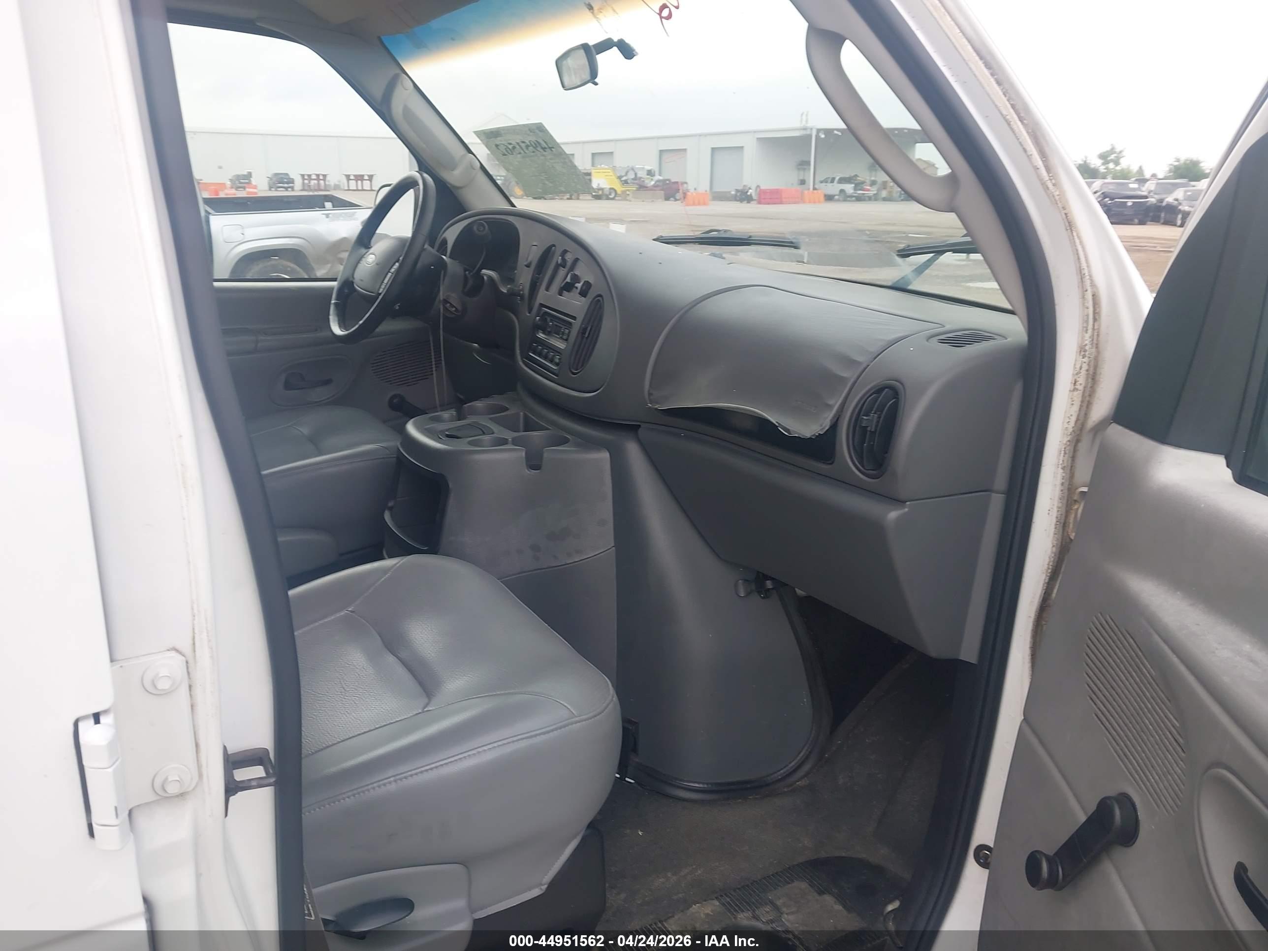 FORD E-150 image 5