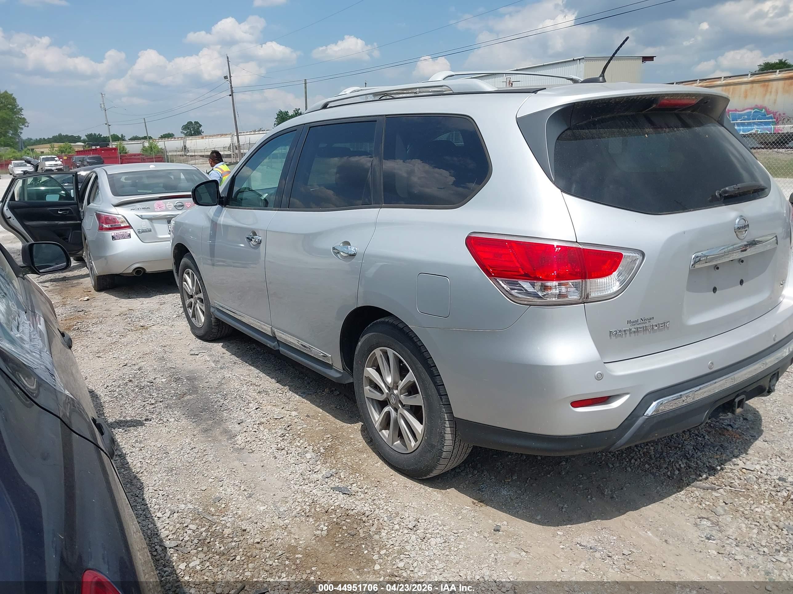 NISSAN PATHFINDER image 3