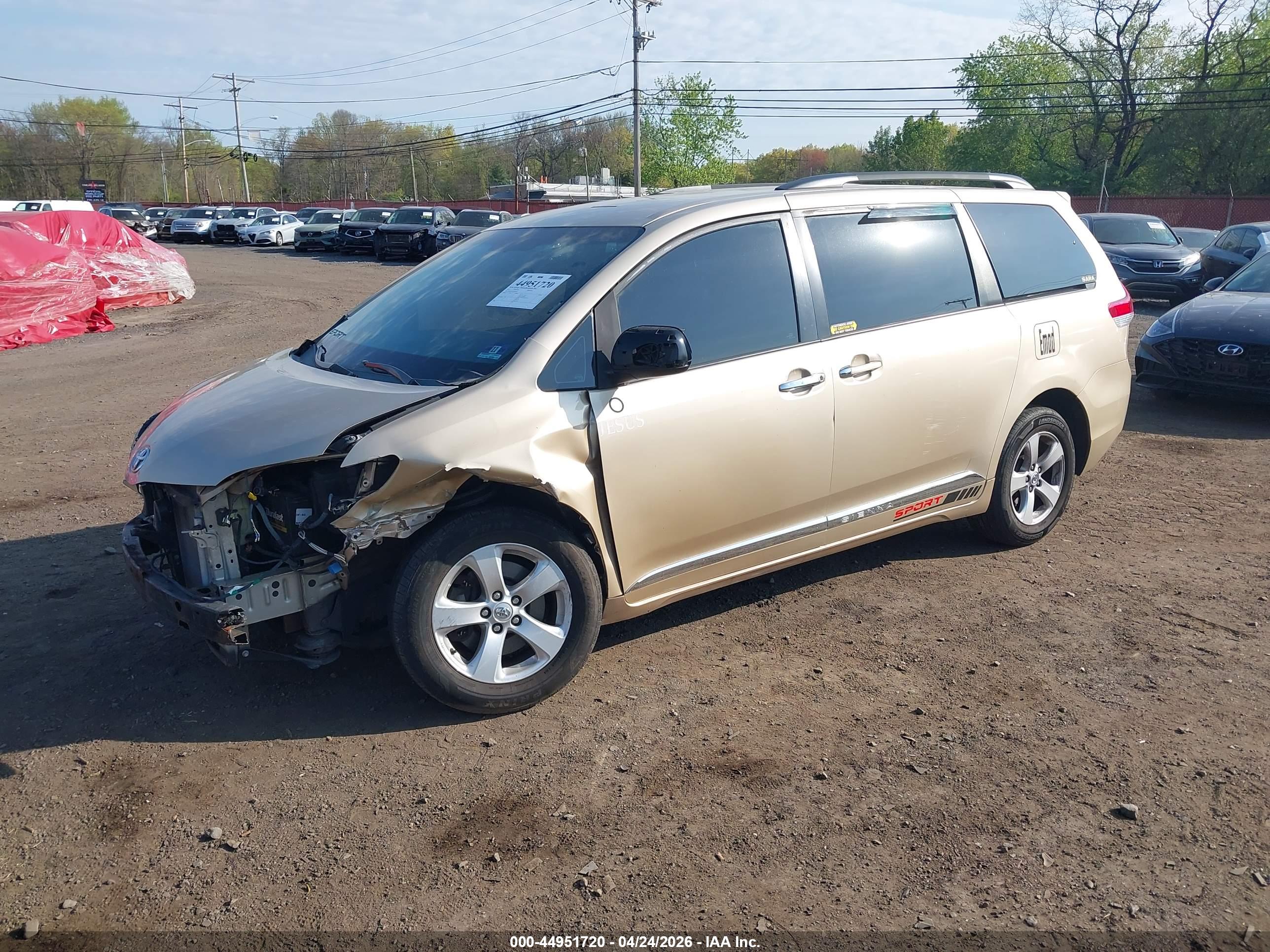 TOYOTA SIENNA image 2