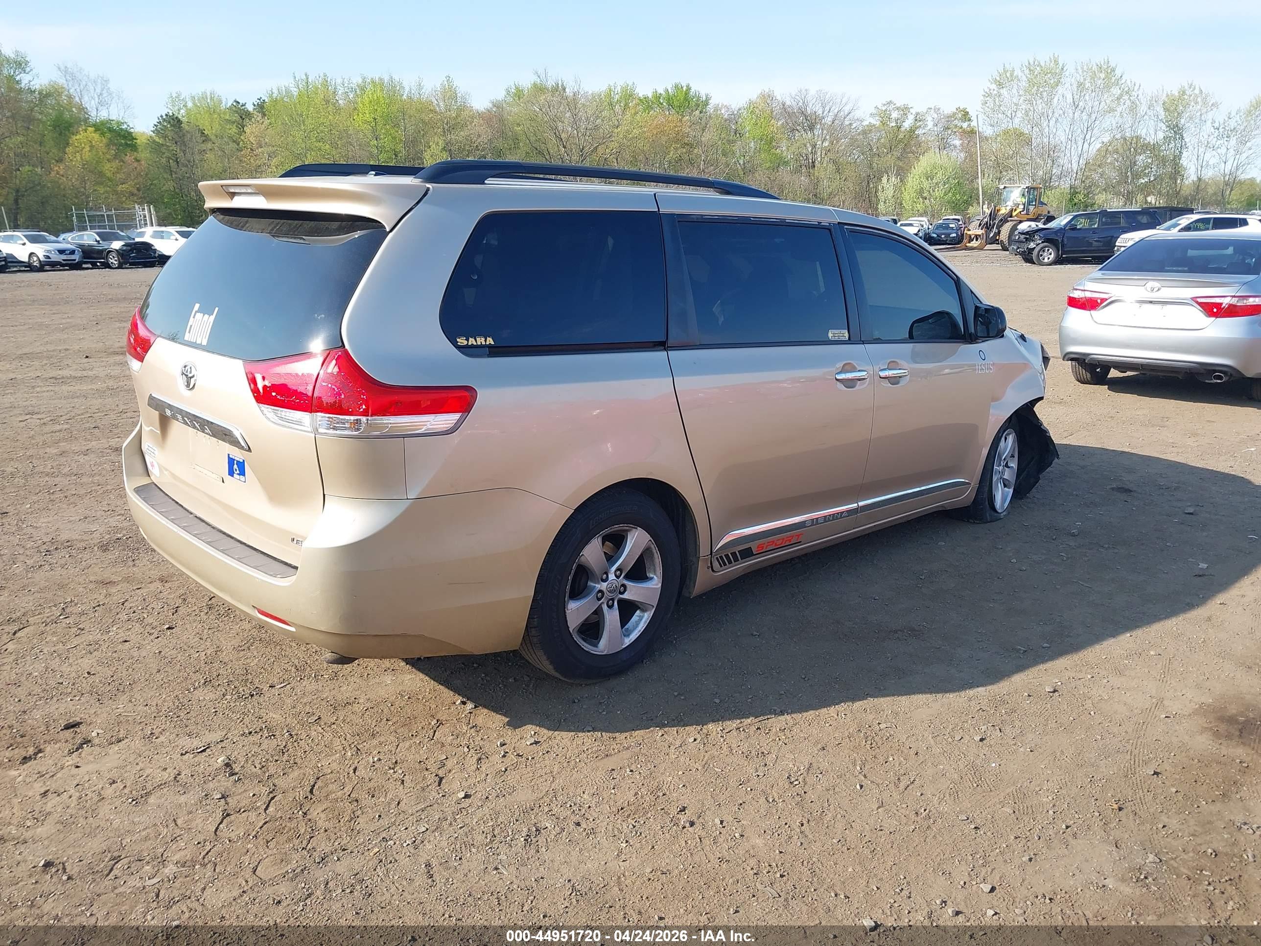 TOYOTA SIENNA image 4