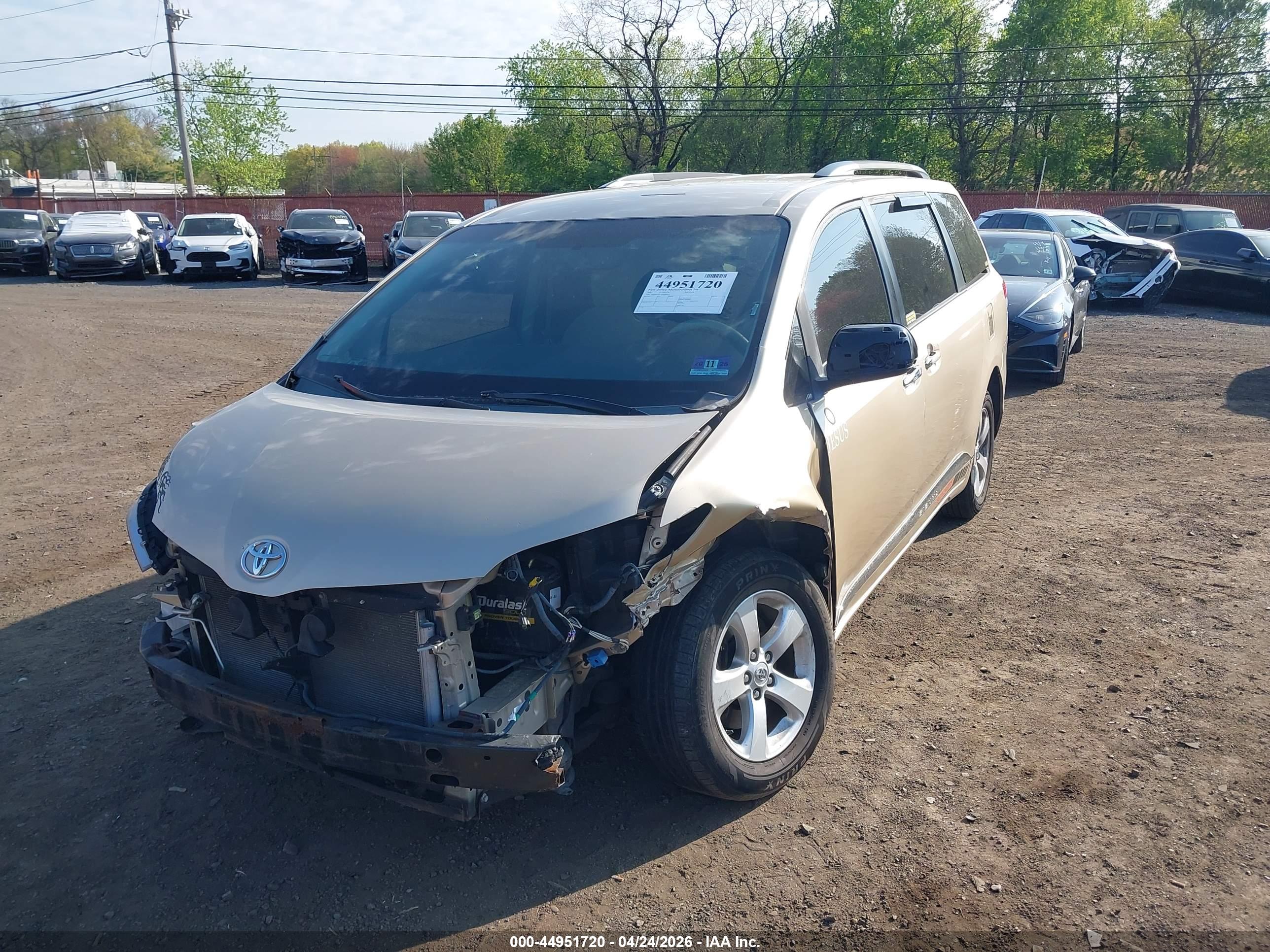 TOYOTA SIENNA image 6
