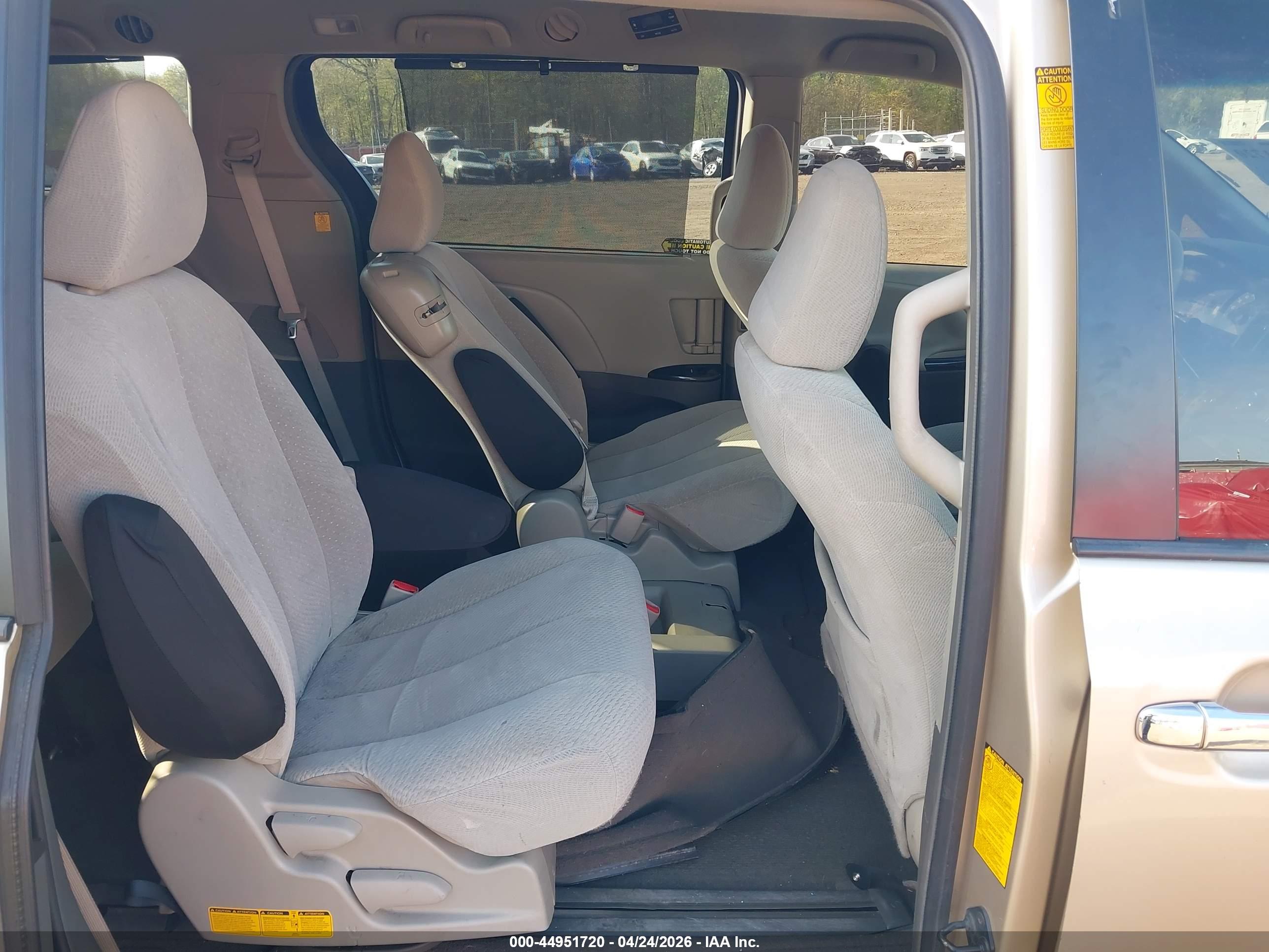 TOYOTA SIENNA image 8