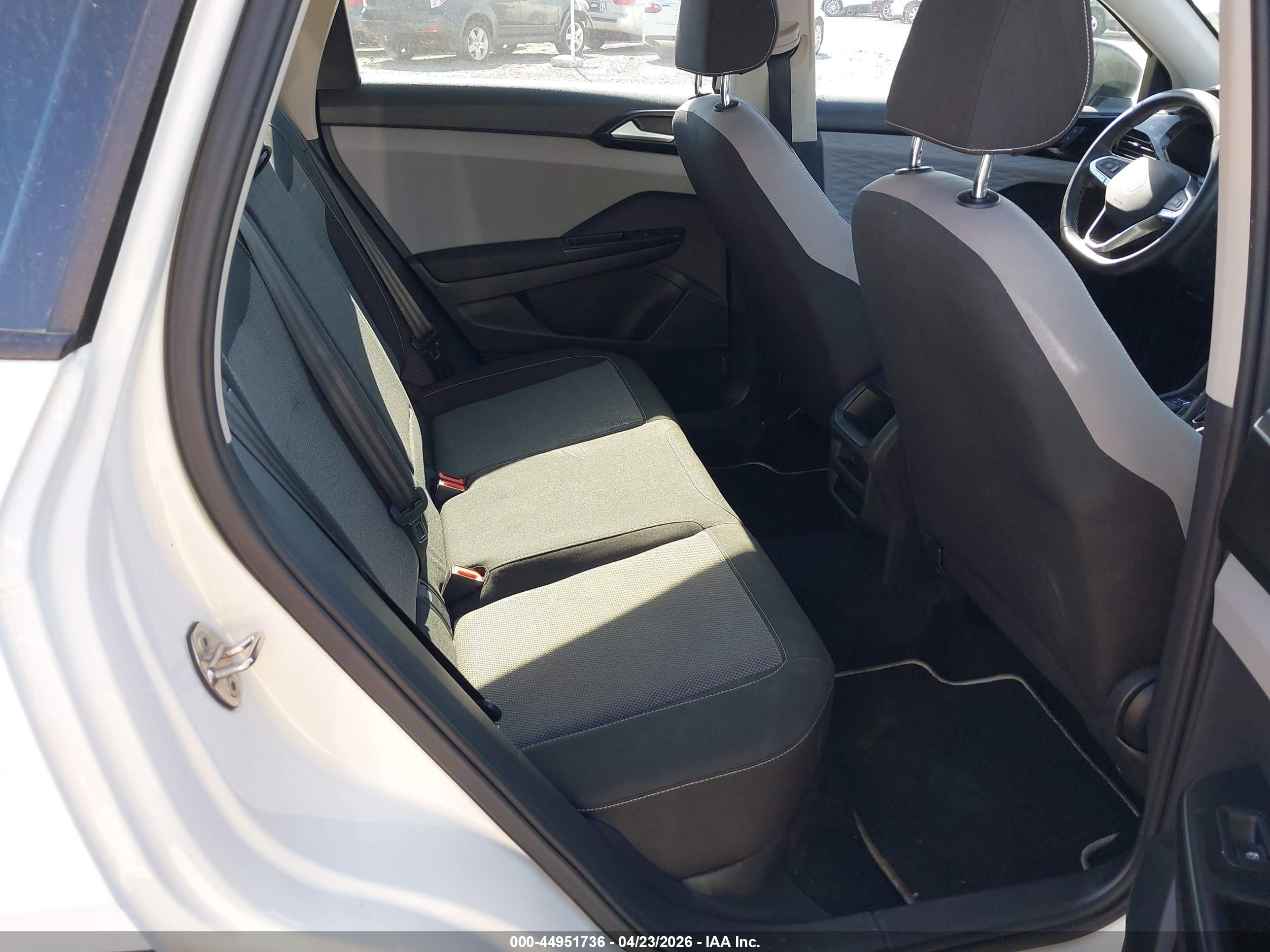 VOLKSWAGEN TAOS image 8