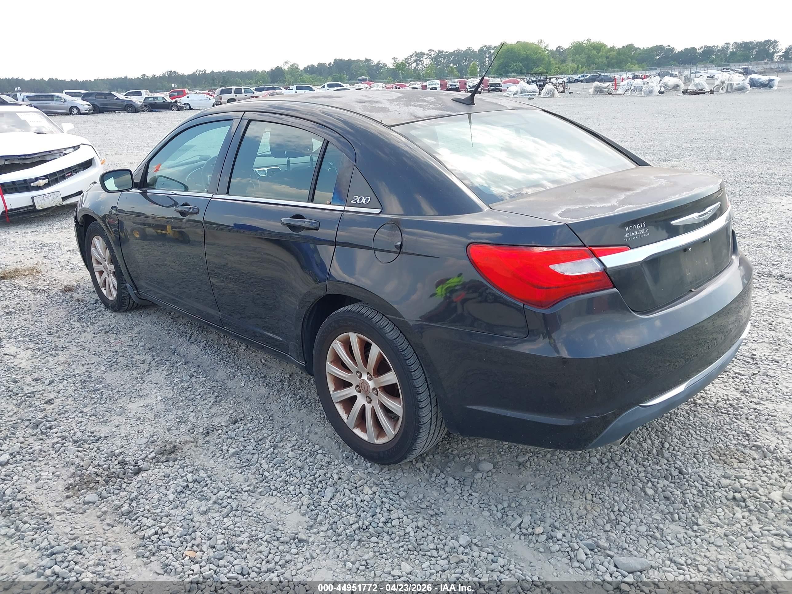 CHRYSLER 200 image 3