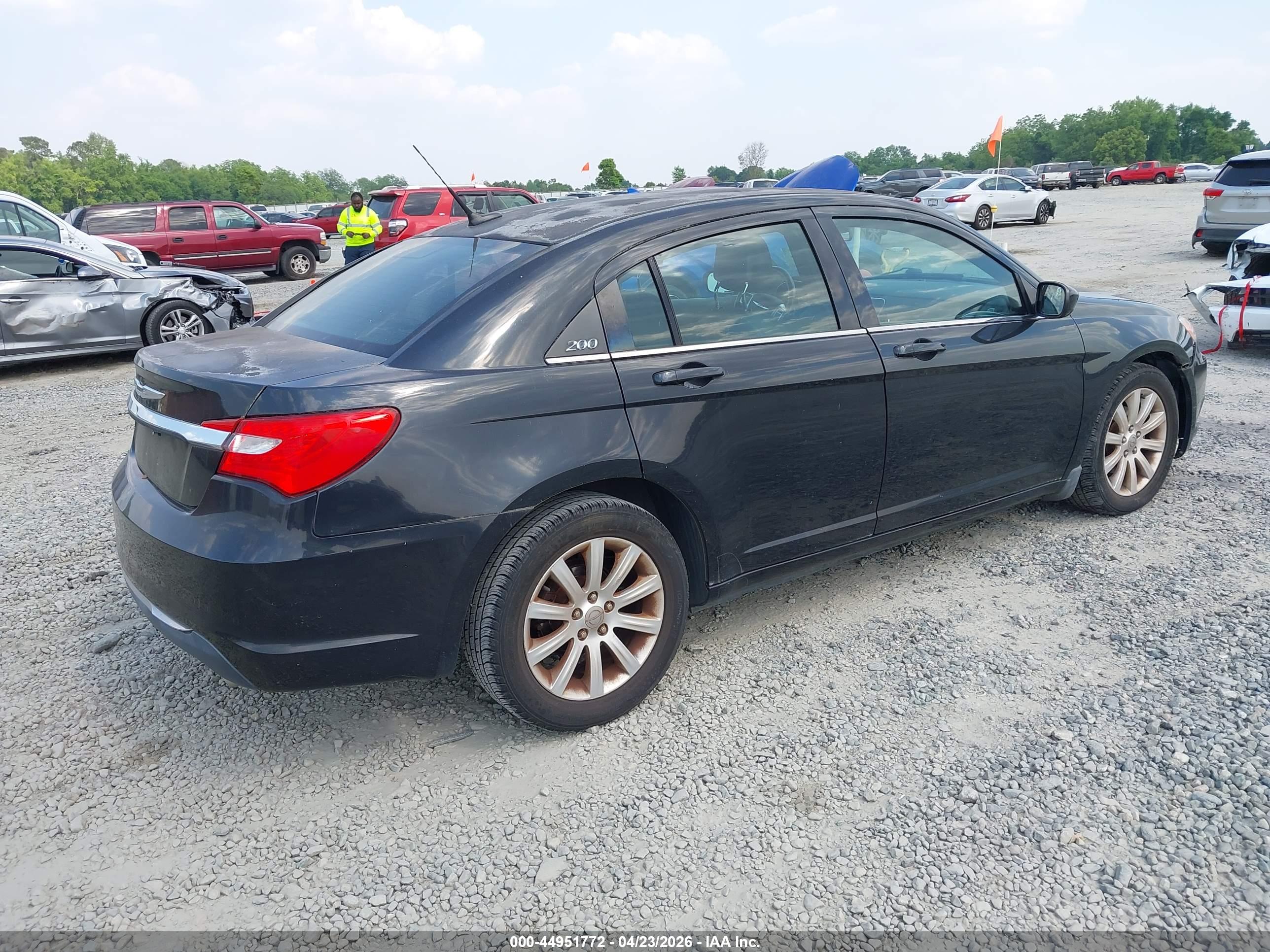 CHRYSLER 200 image 4