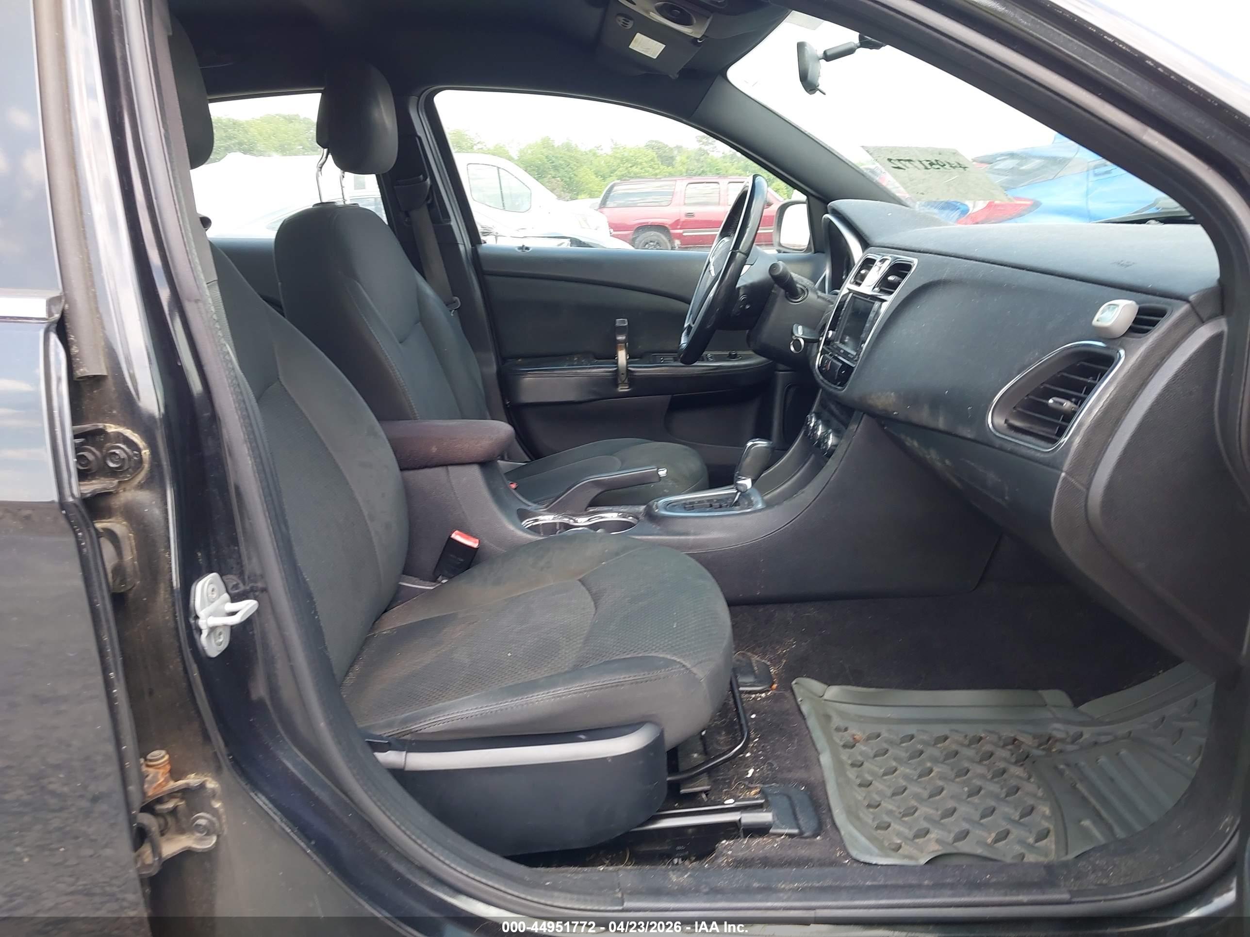 CHRYSLER 200 image 5