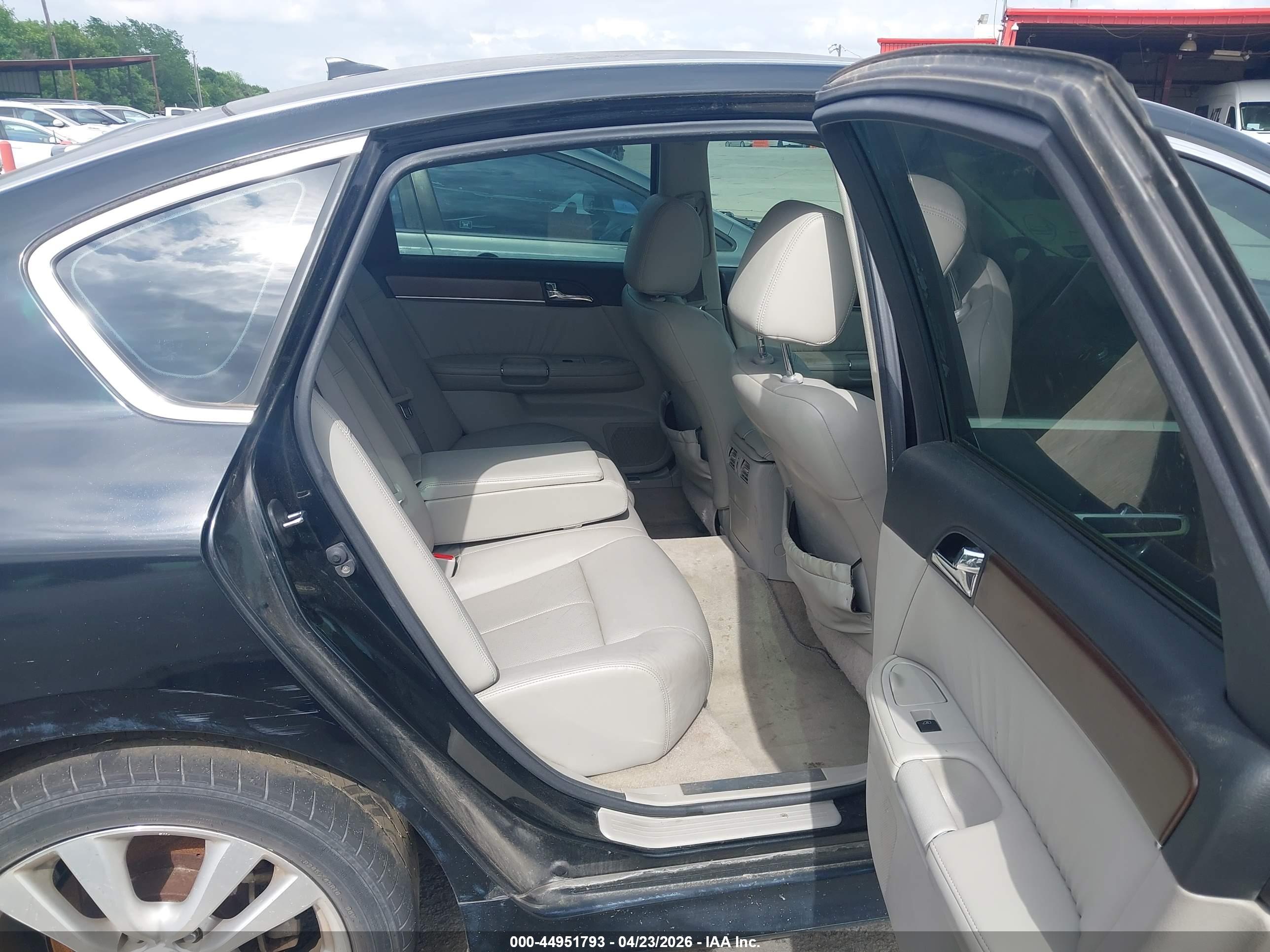 INFINITI M35 image 8