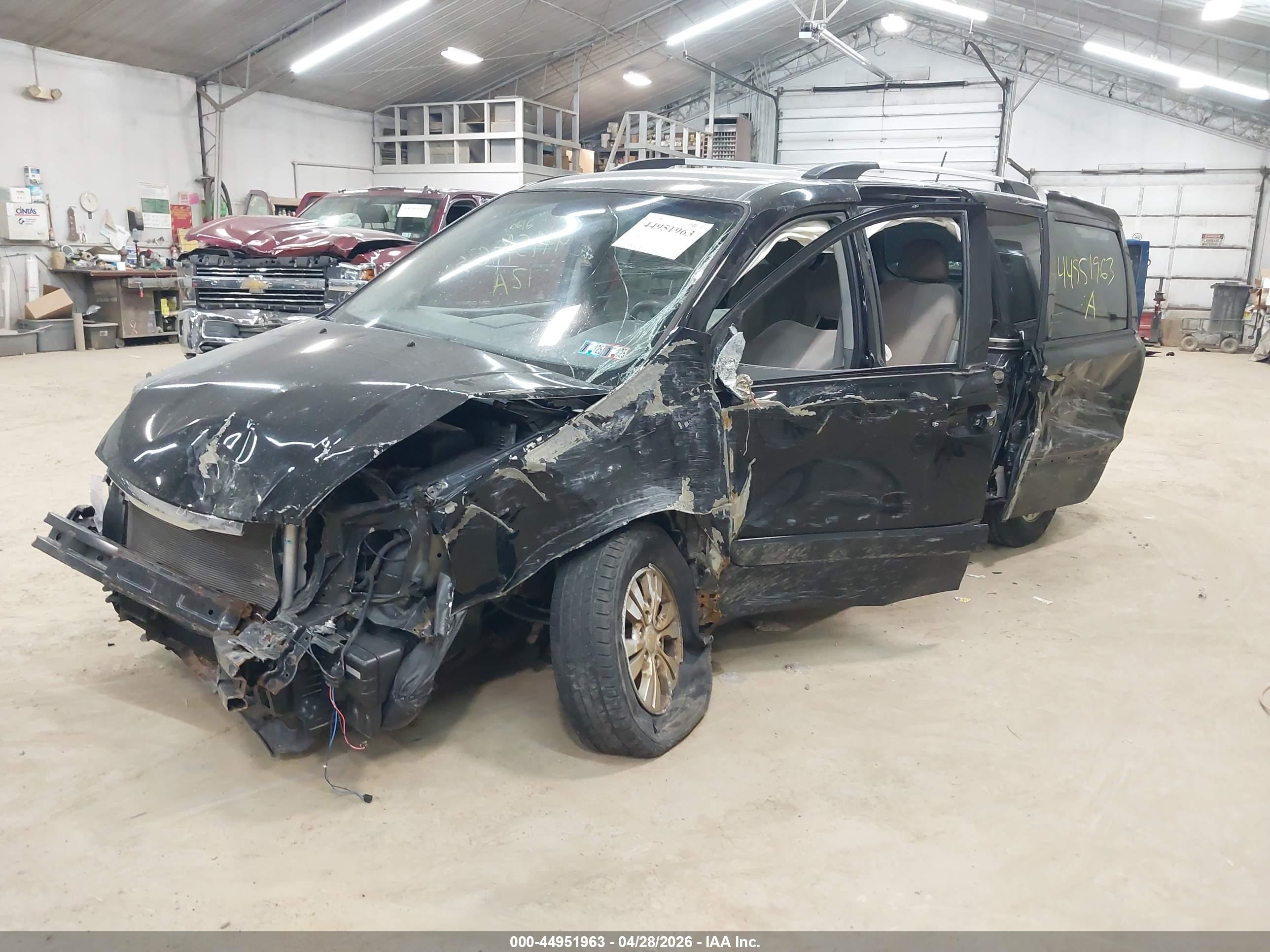 KIA SEDONA image 2