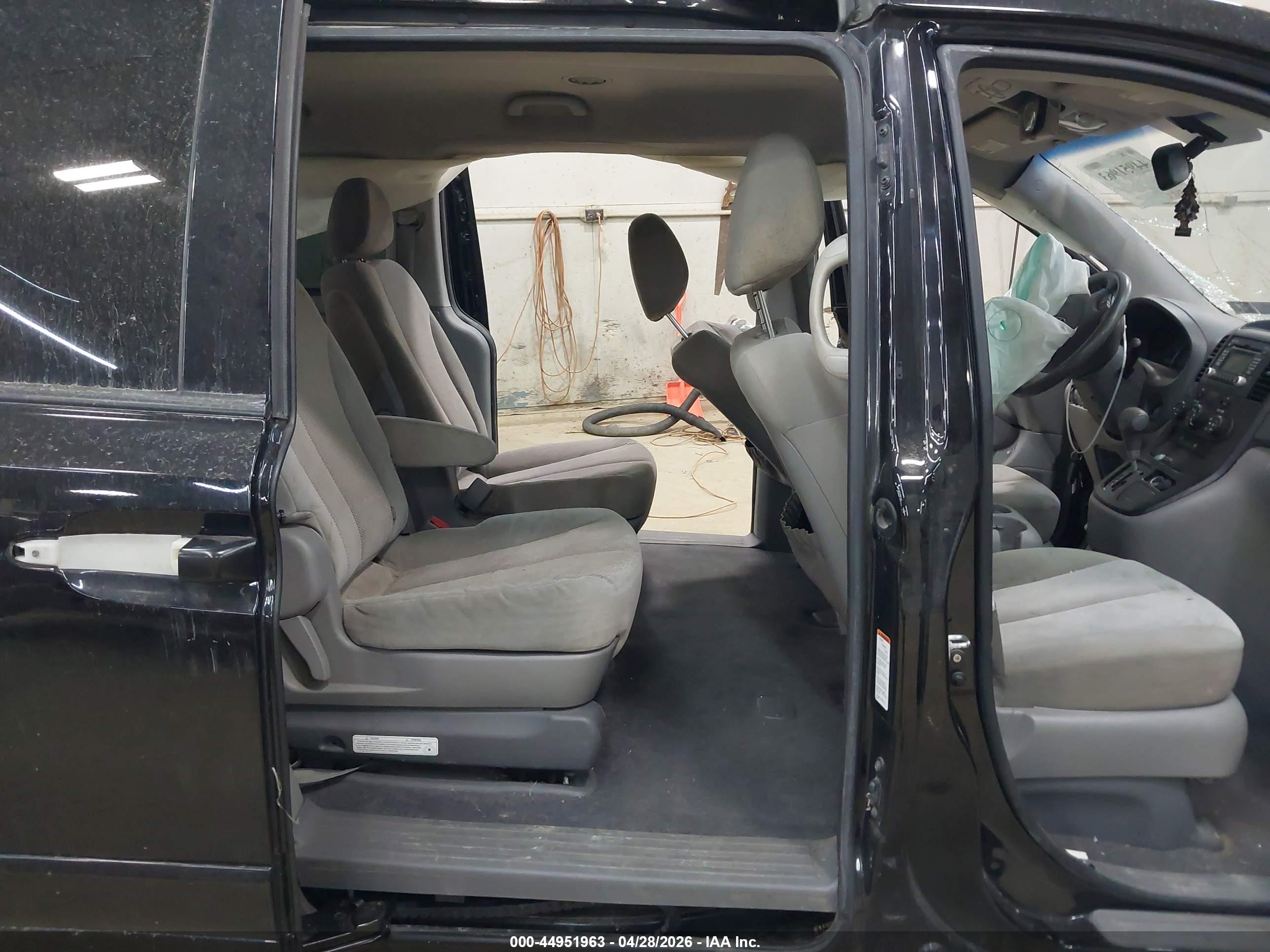 KIA SEDONA image 8