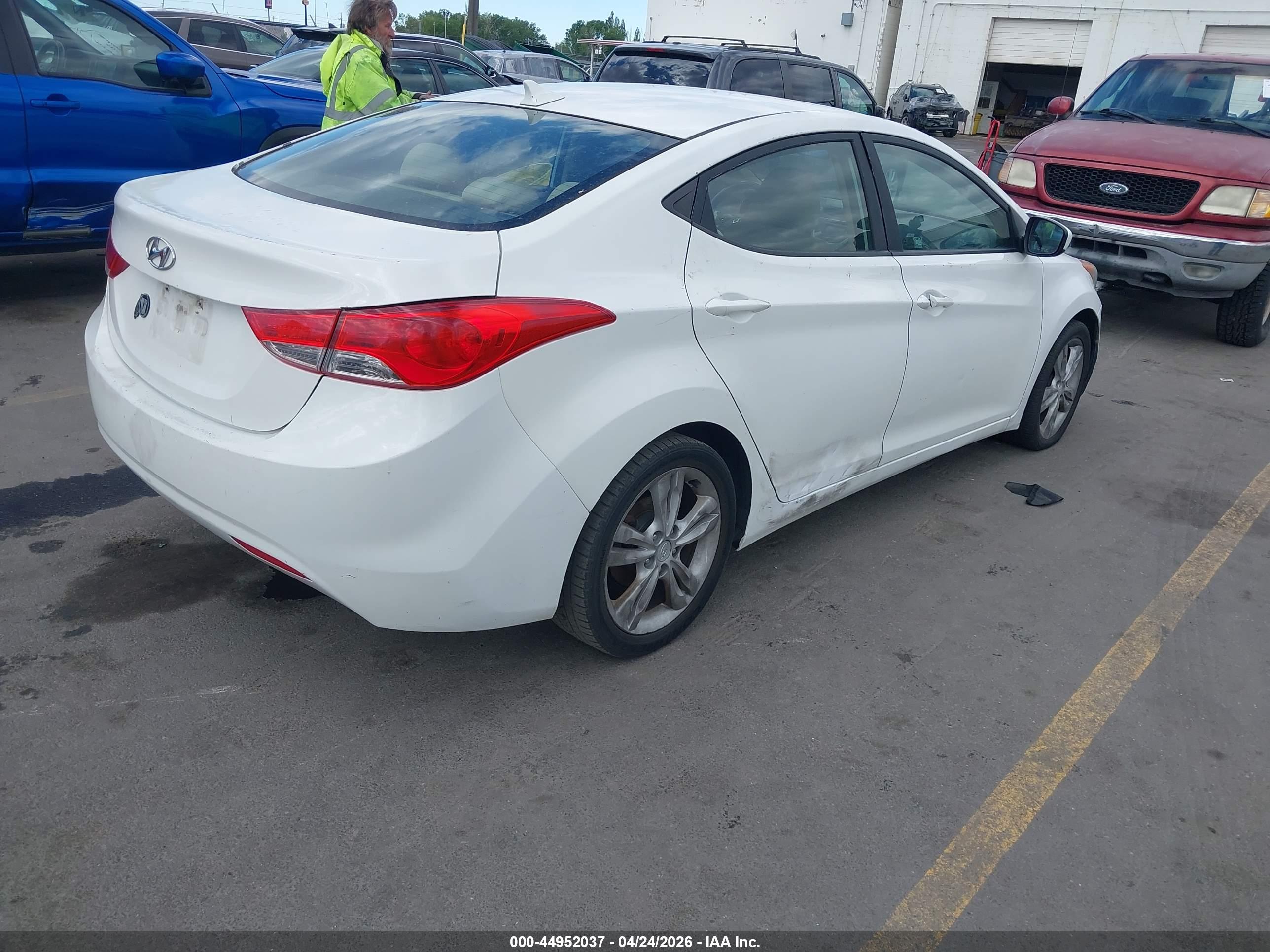 HYUNDAI ELANTRA image 4