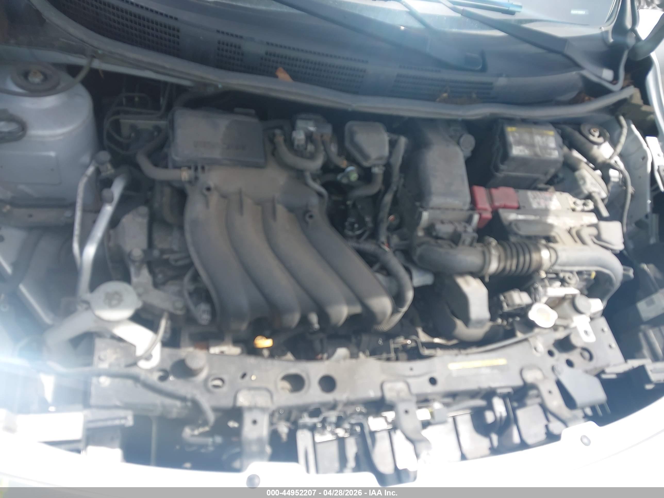 NISSAN VERSA image 10