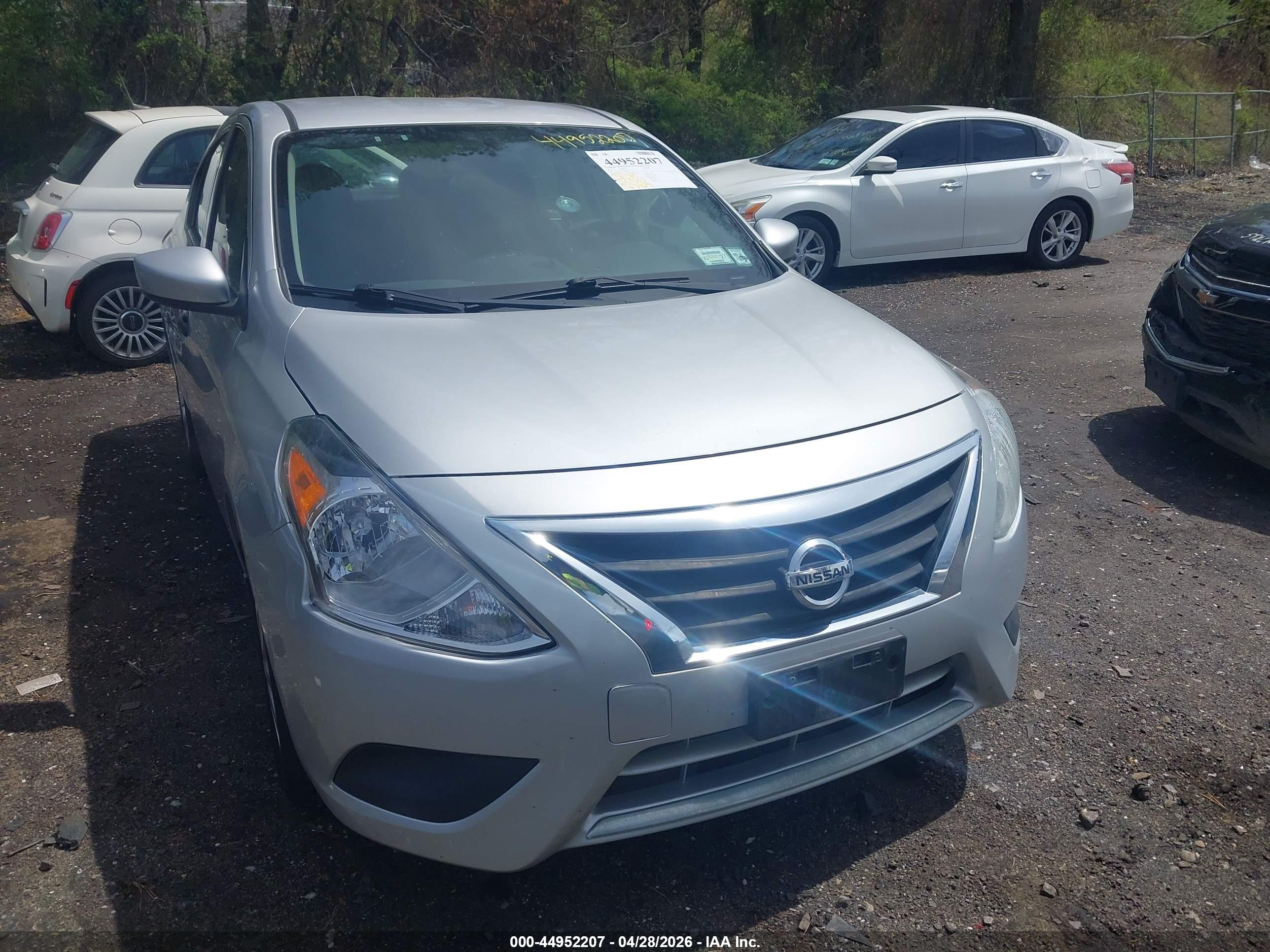 NISSAN VERSA image 6