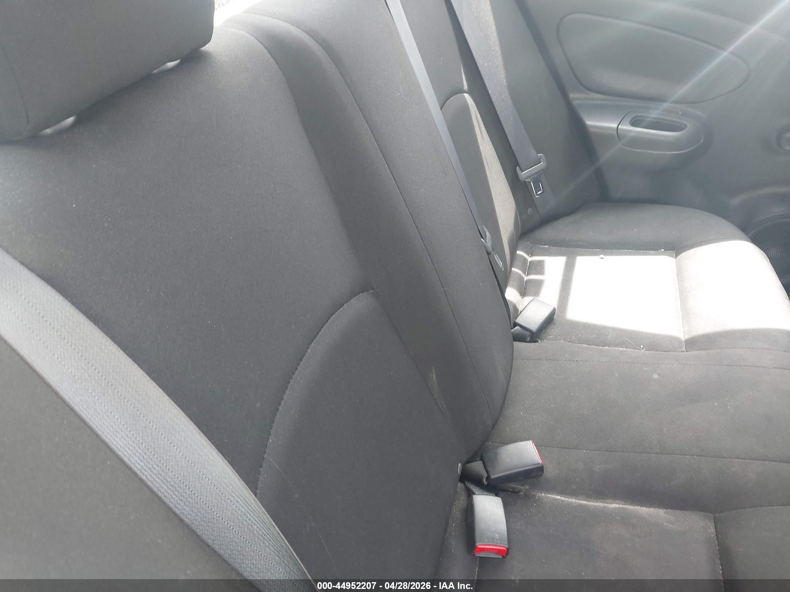 NISSAN VERSA image 8