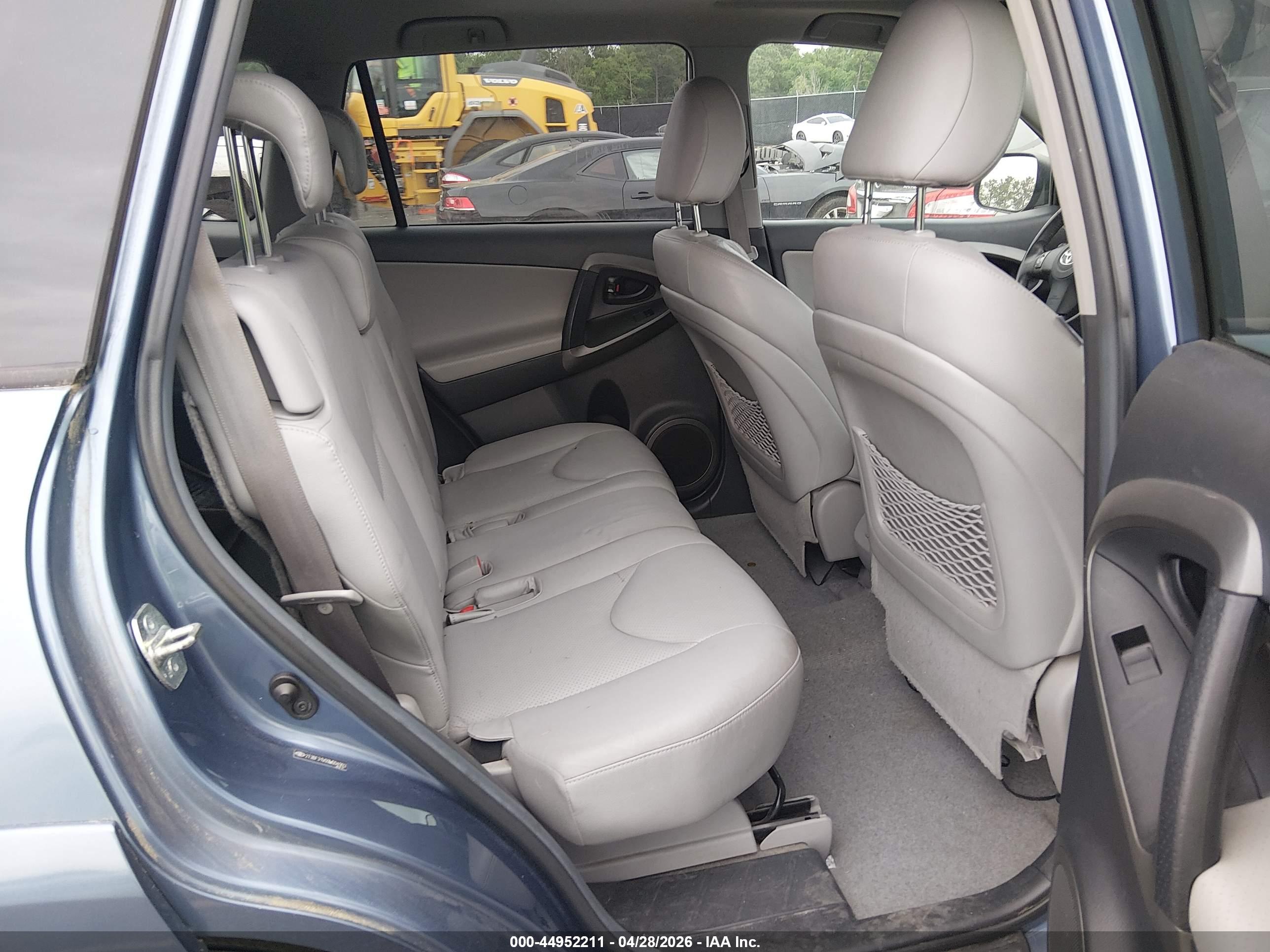 TOYOTA RAV4 image 8