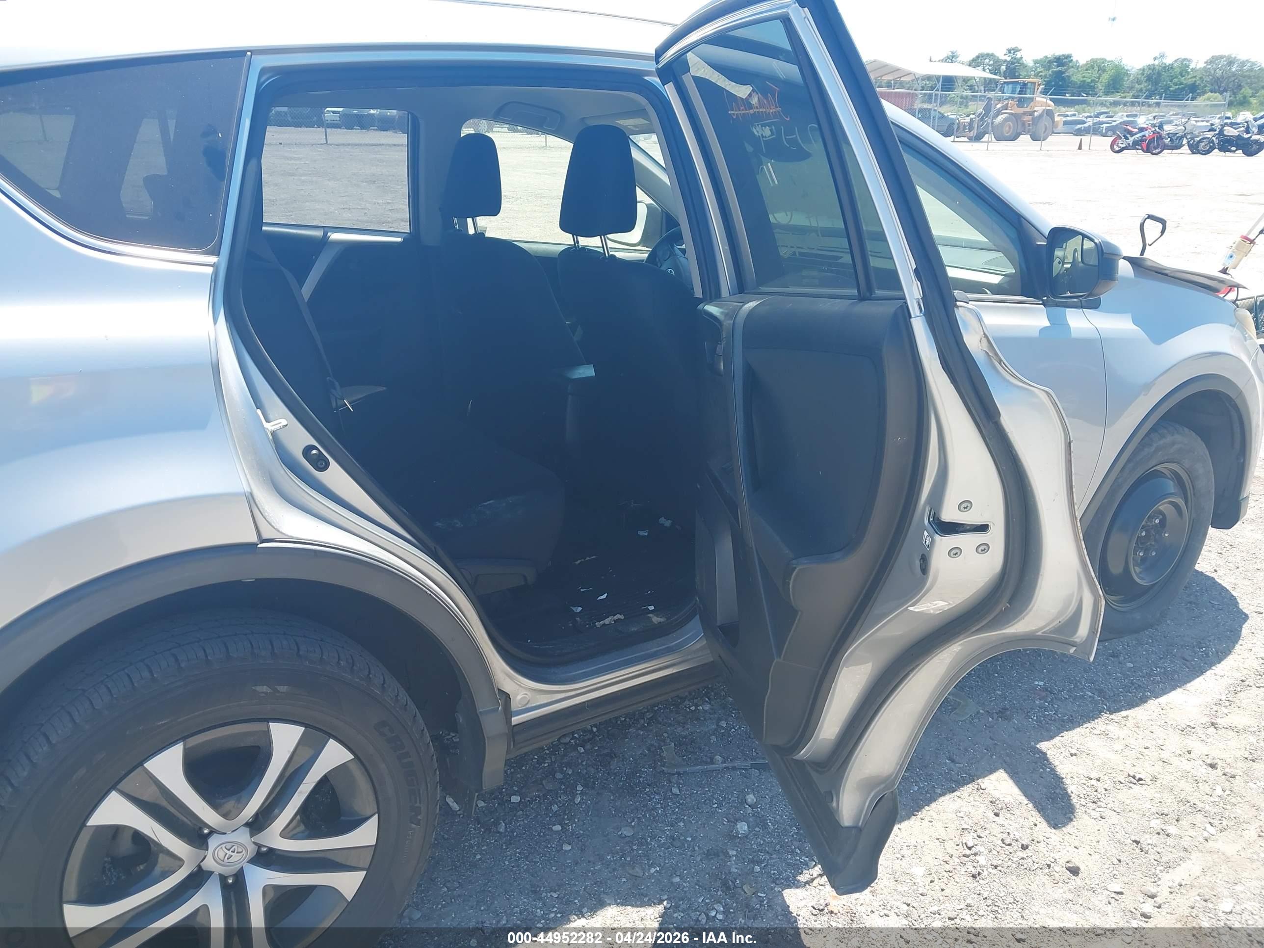 TOYOTA RAV4 image 8