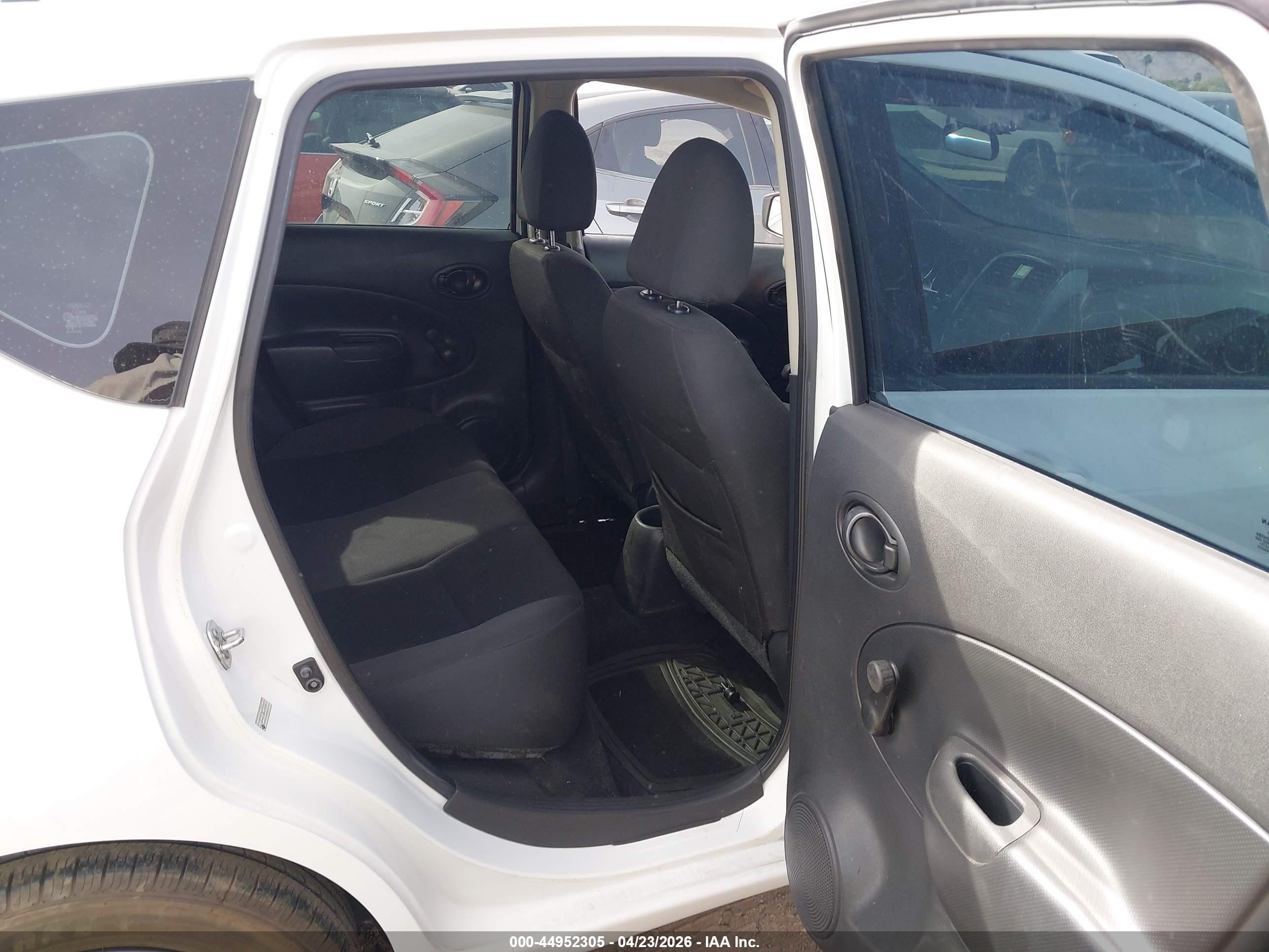 NISSAN VERSA image 8