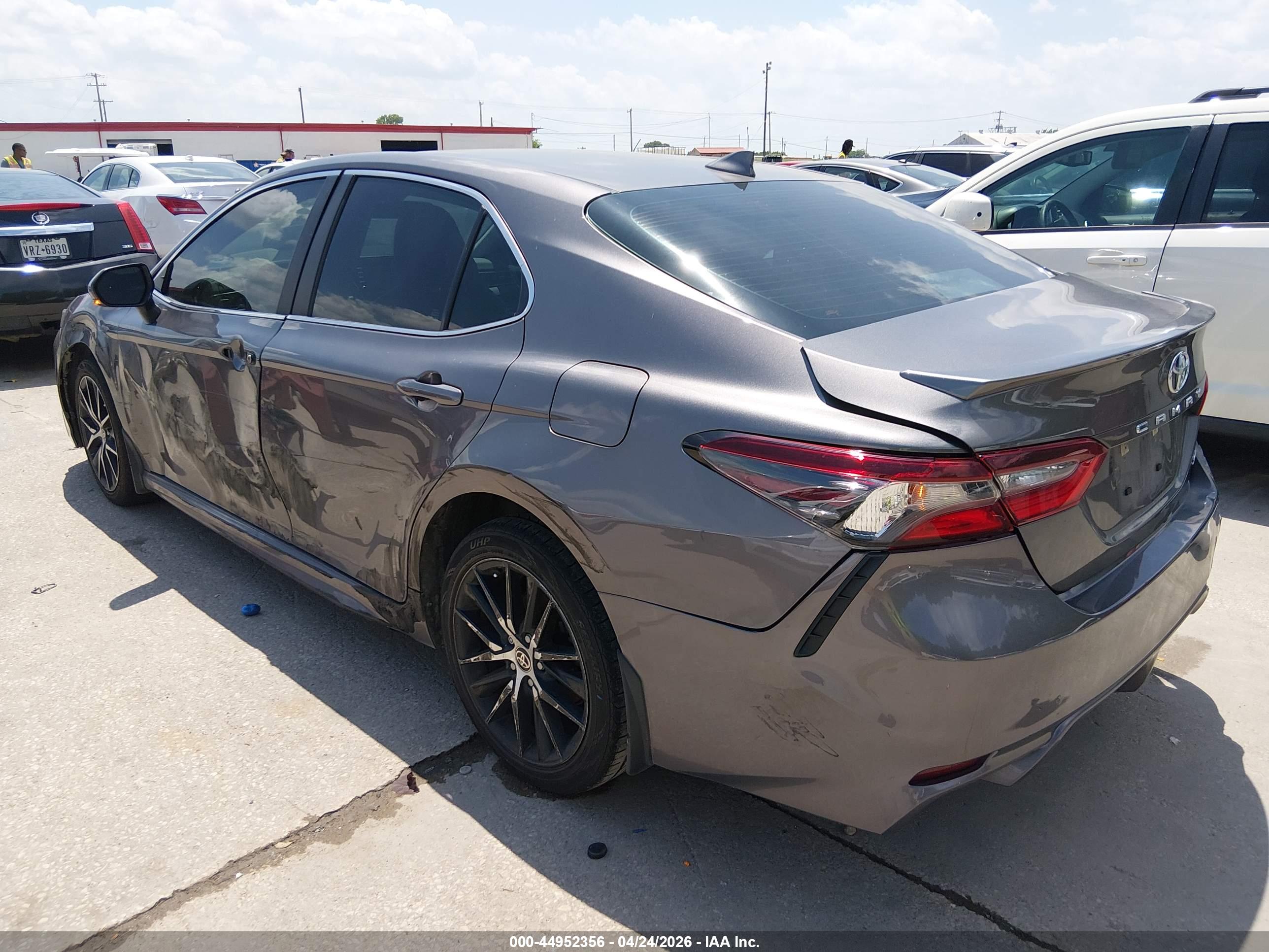 TOYOTA CAMRY image 3