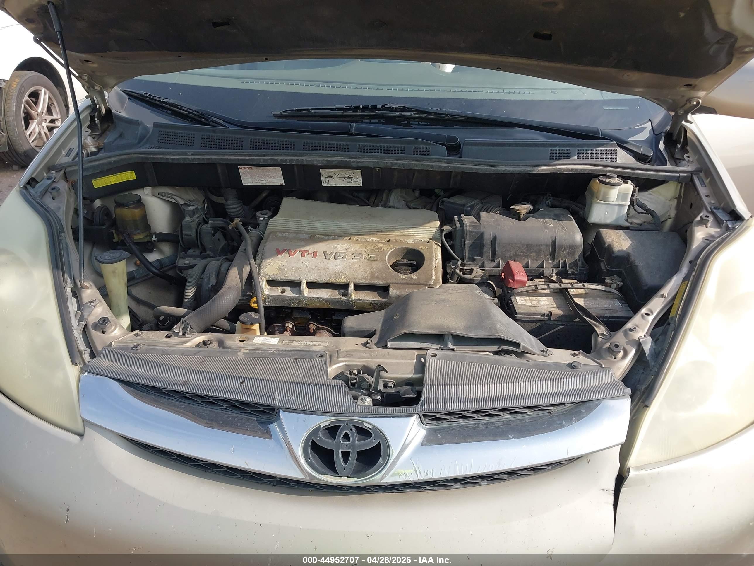 TOYOTA SIENNA image 10