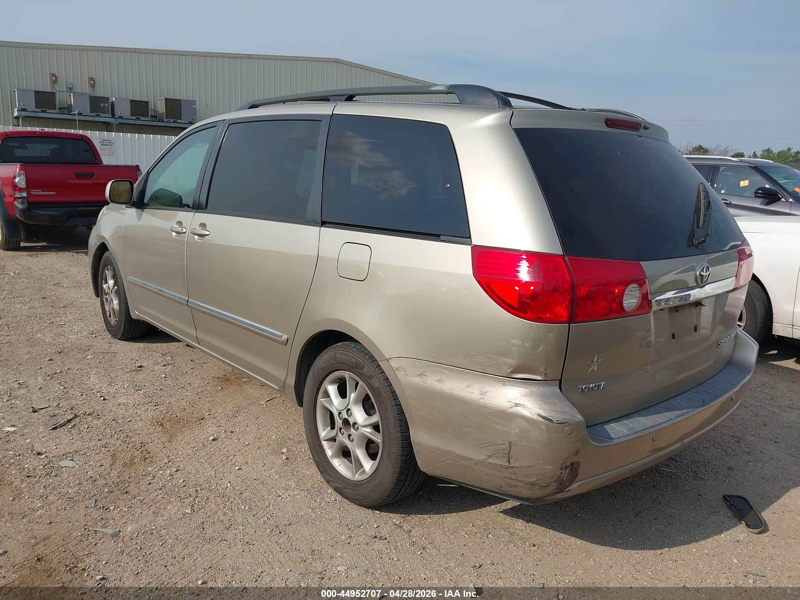 TOYOTA SIENNA image 3