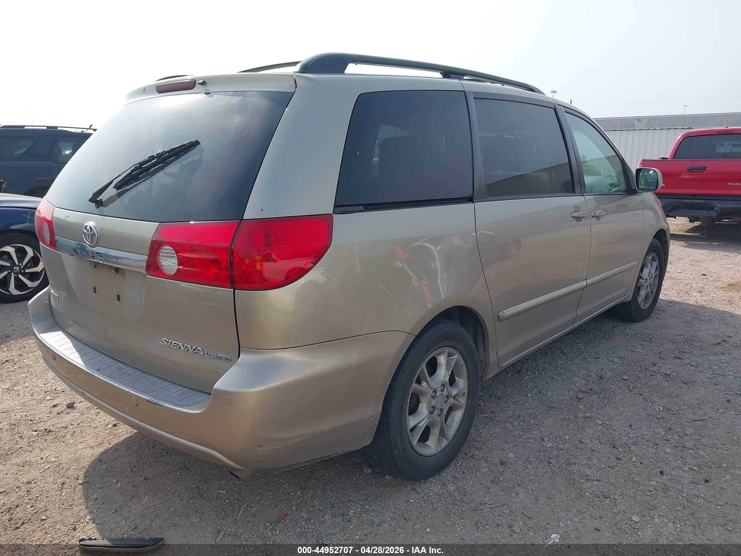 TOYOTA SIENNA image 4