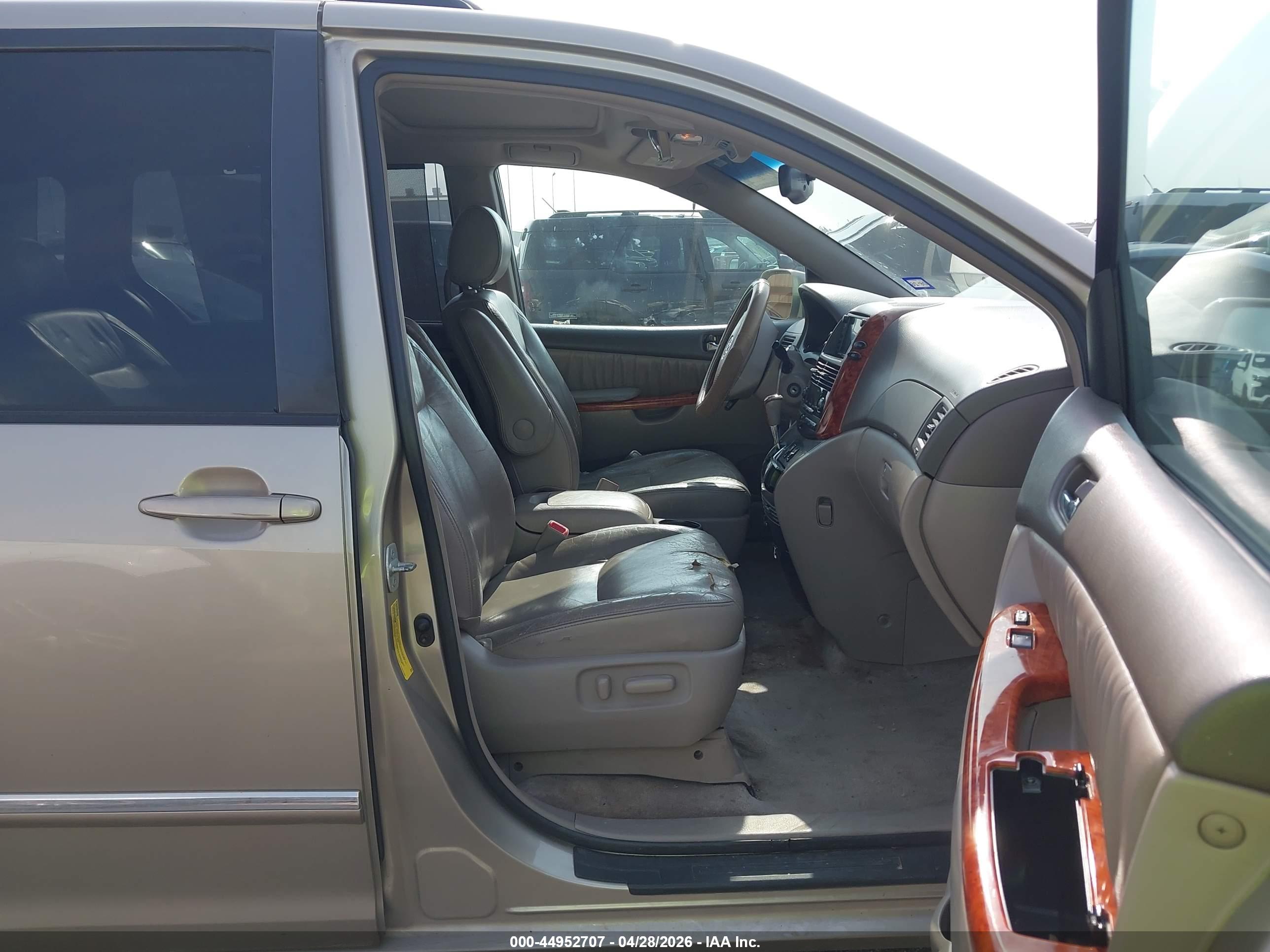 TOYOTA SIENNA image 5