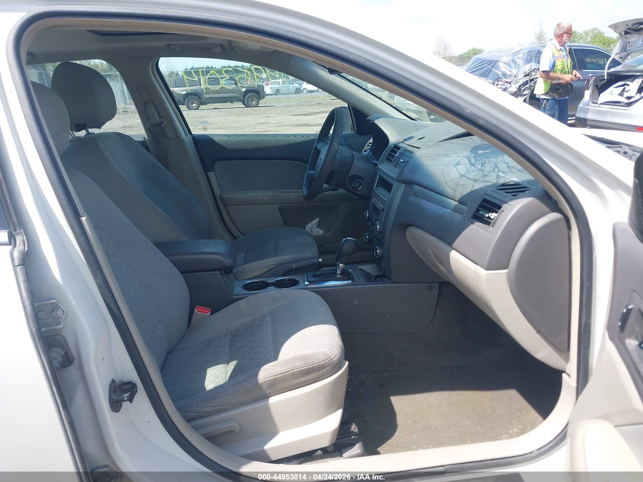 FORD FUSION image 5