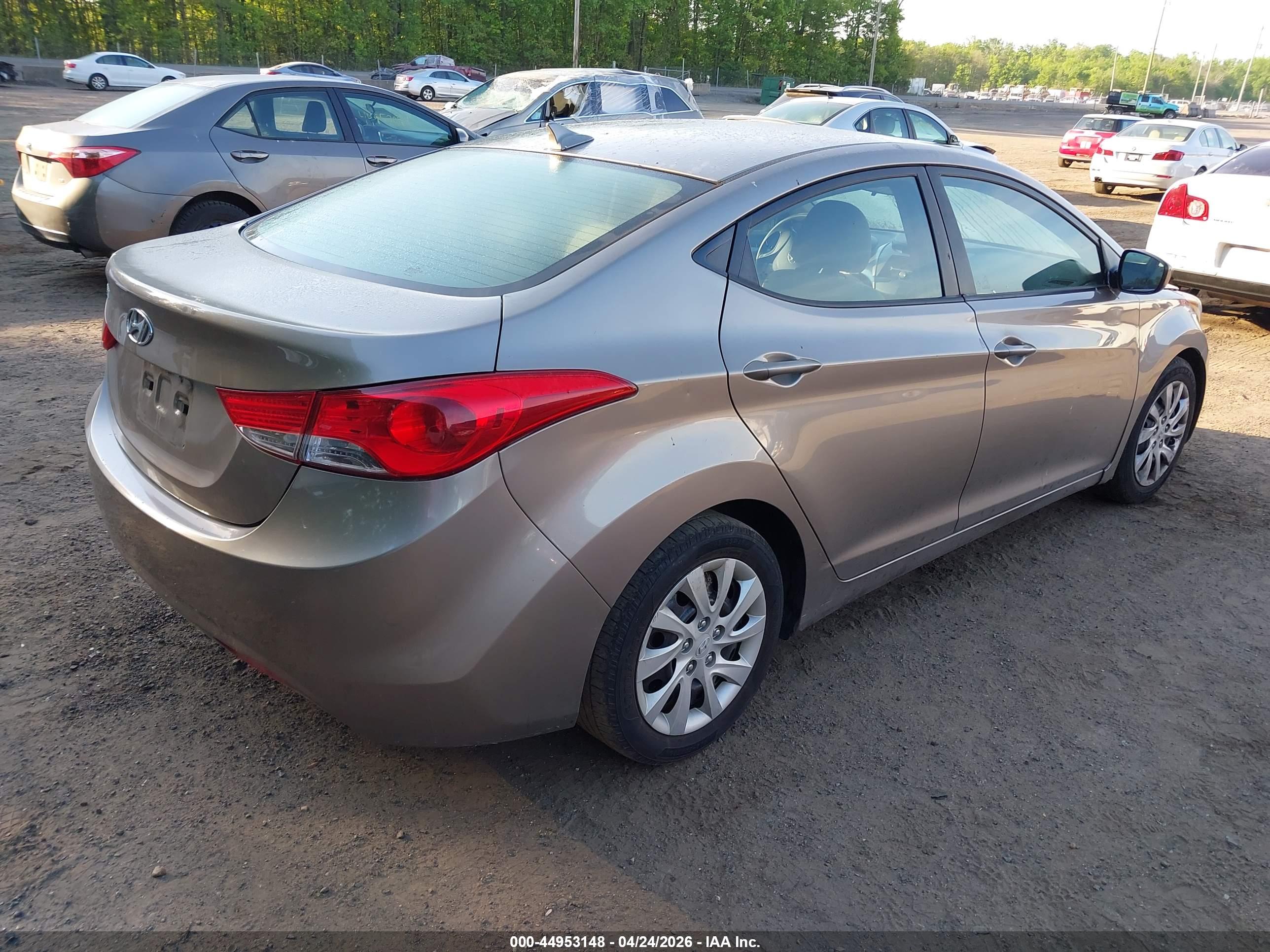 HYUNDAI ELANTRA image 4