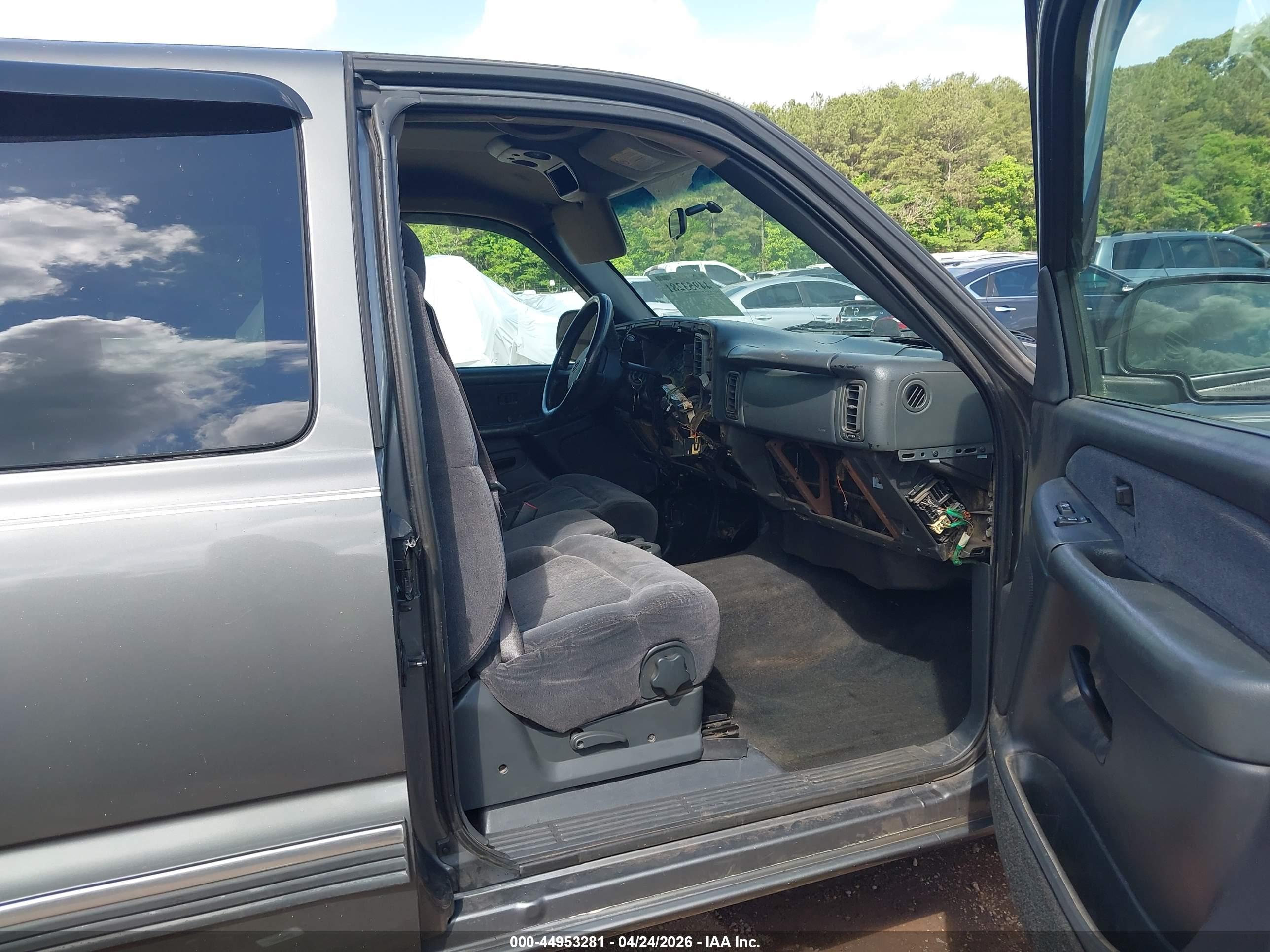 CHEVROLET SILVERADO image 5