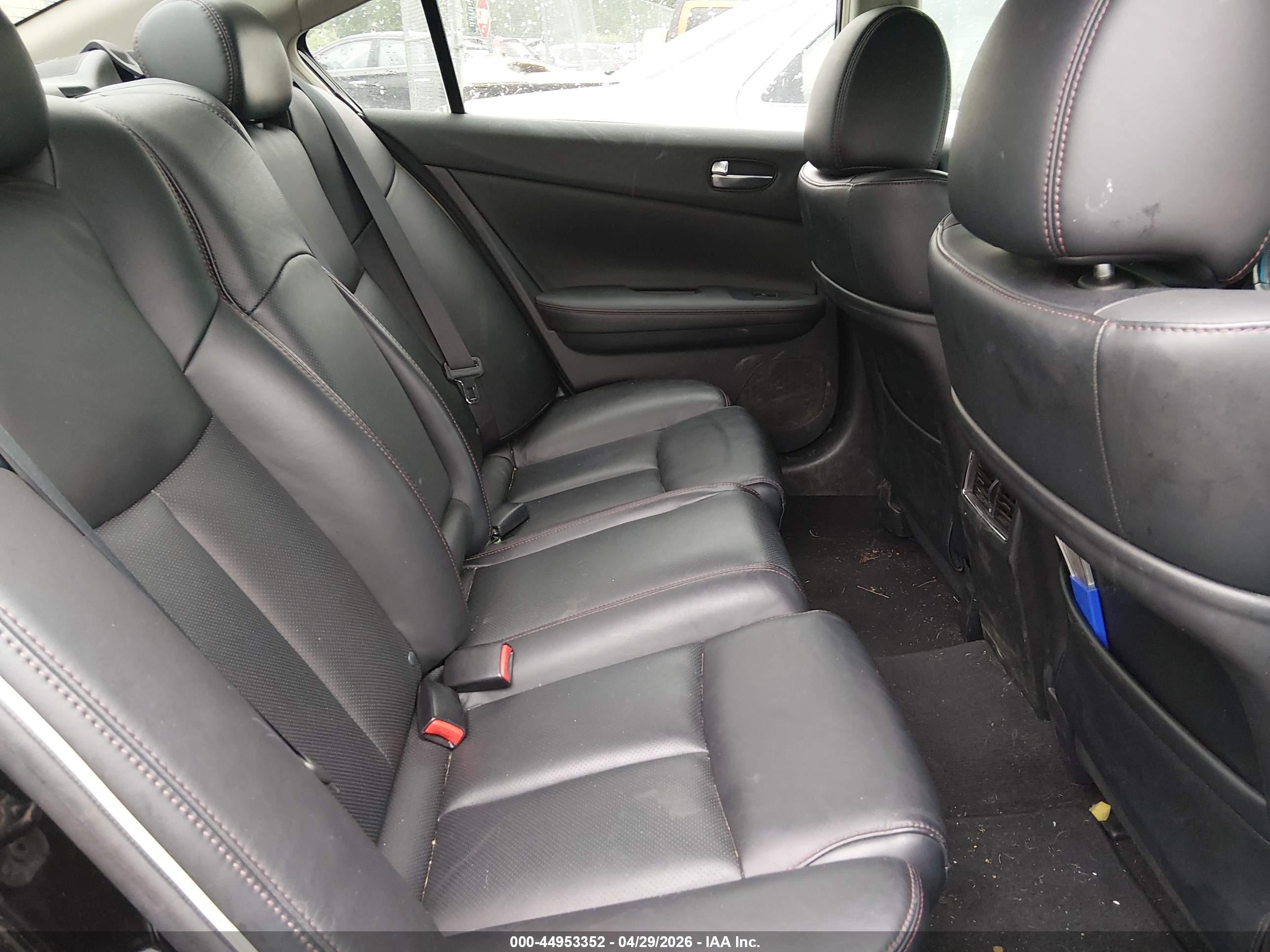 NISSAN MAXIMA image 8