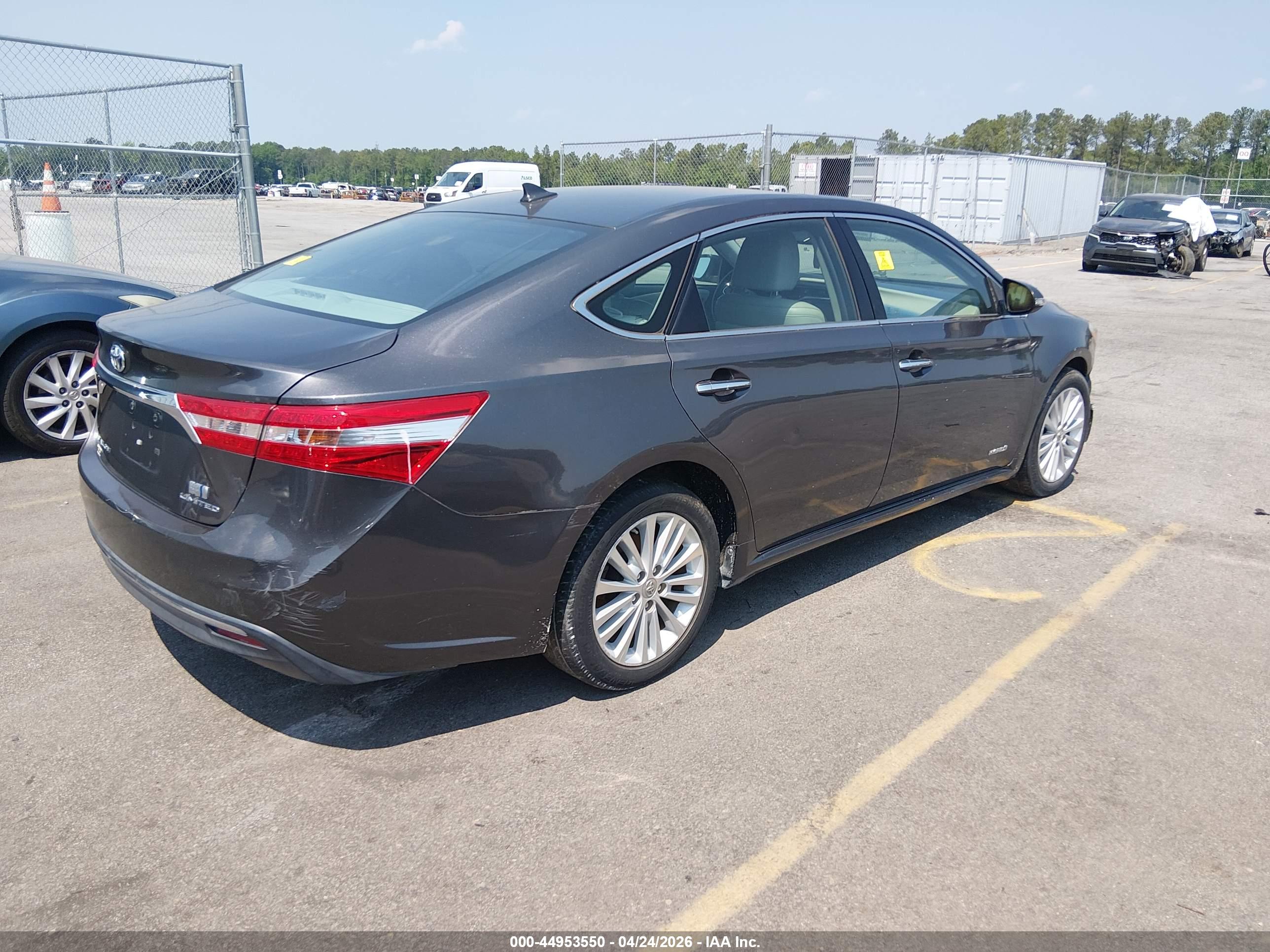 TOYOTA AVALON image 4