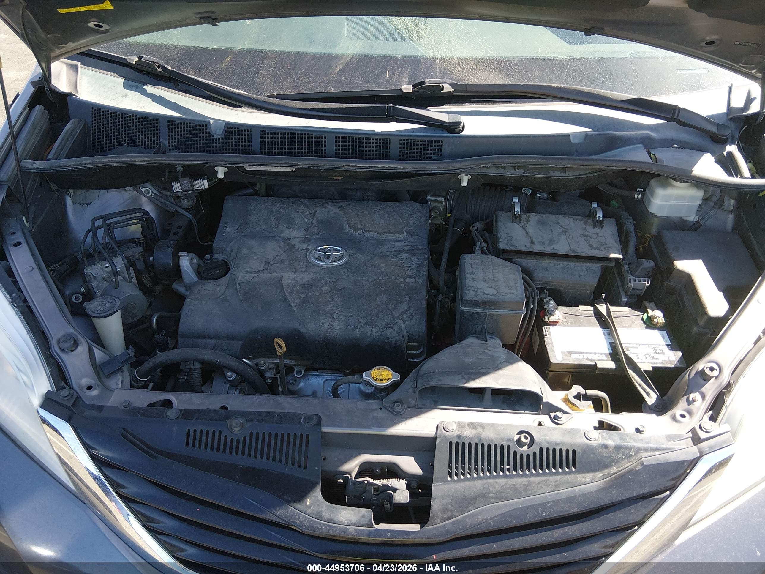 TOYOTA SIENNA image 10