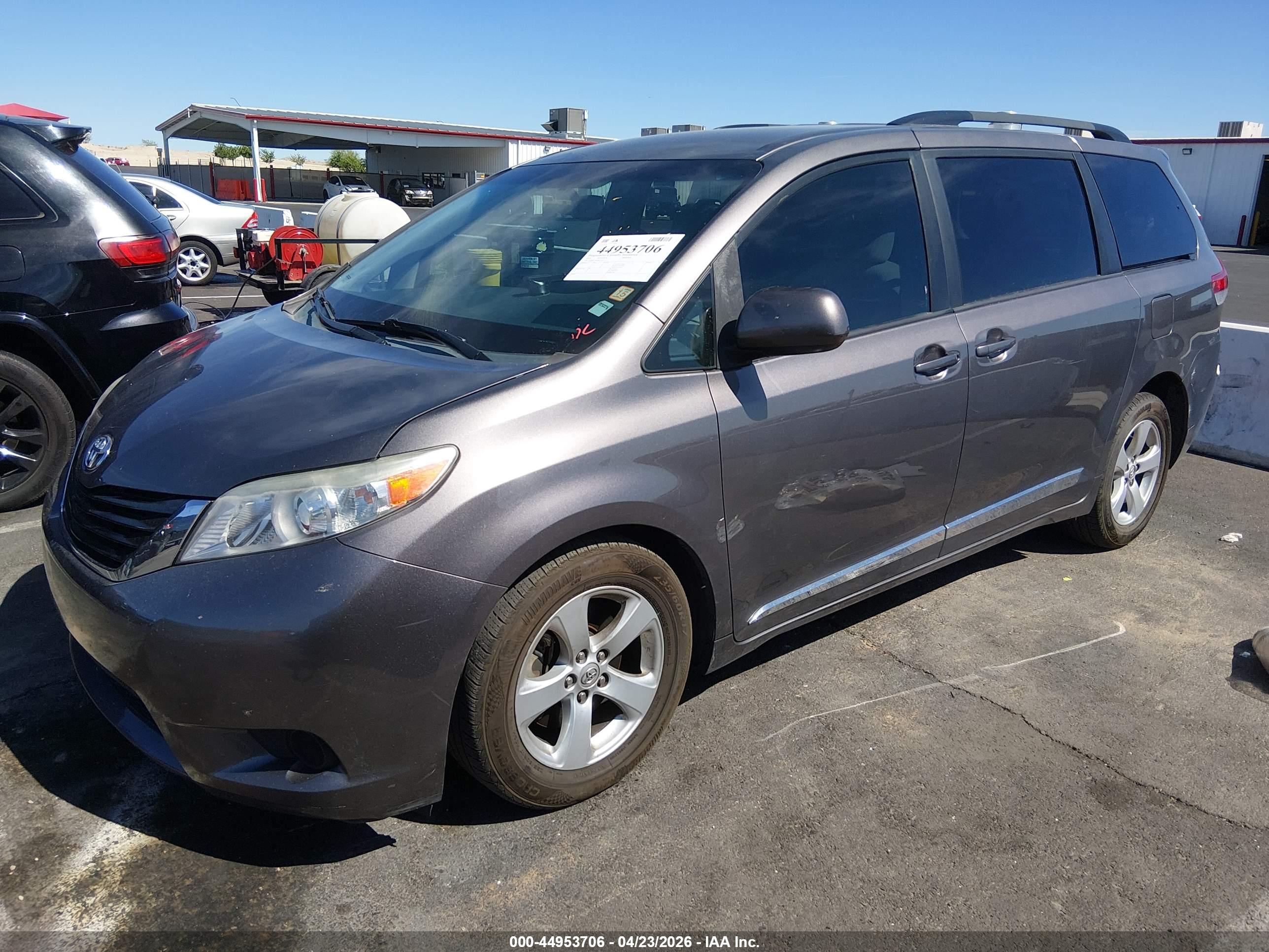 TOYOTA SIENNA image 2