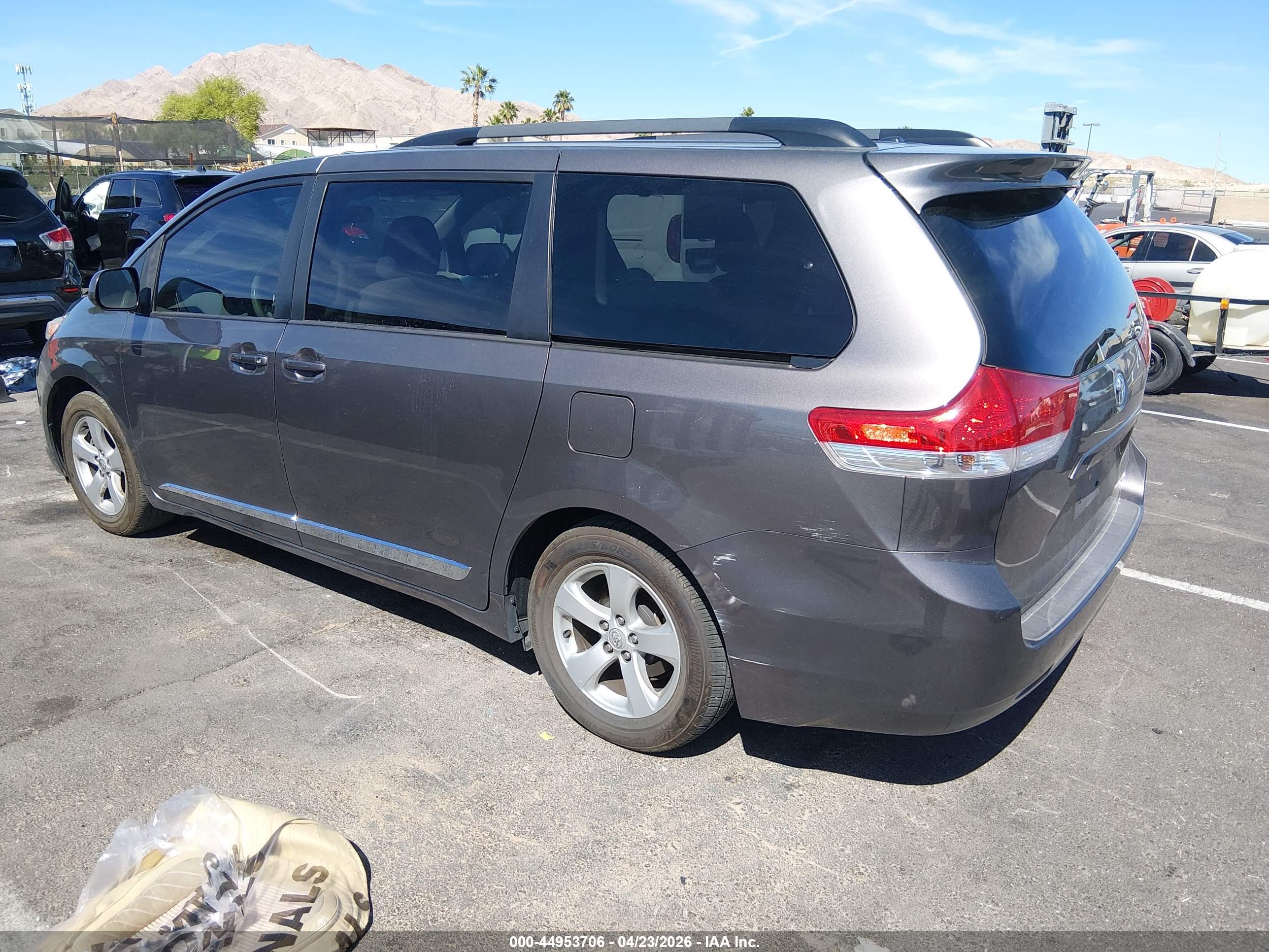 TOYOTA SIENNA image 3