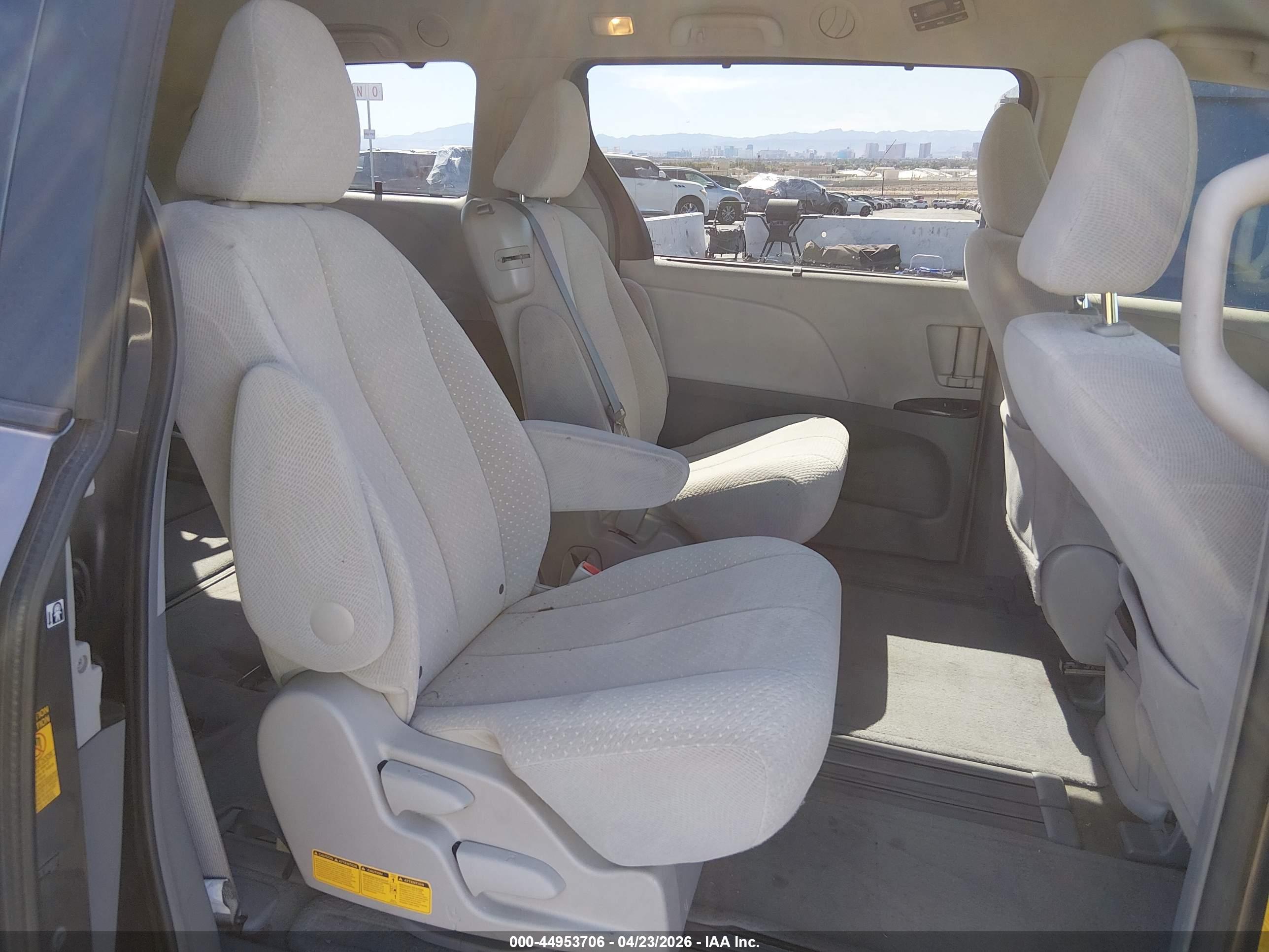 TOYOTA SIENNA image 8