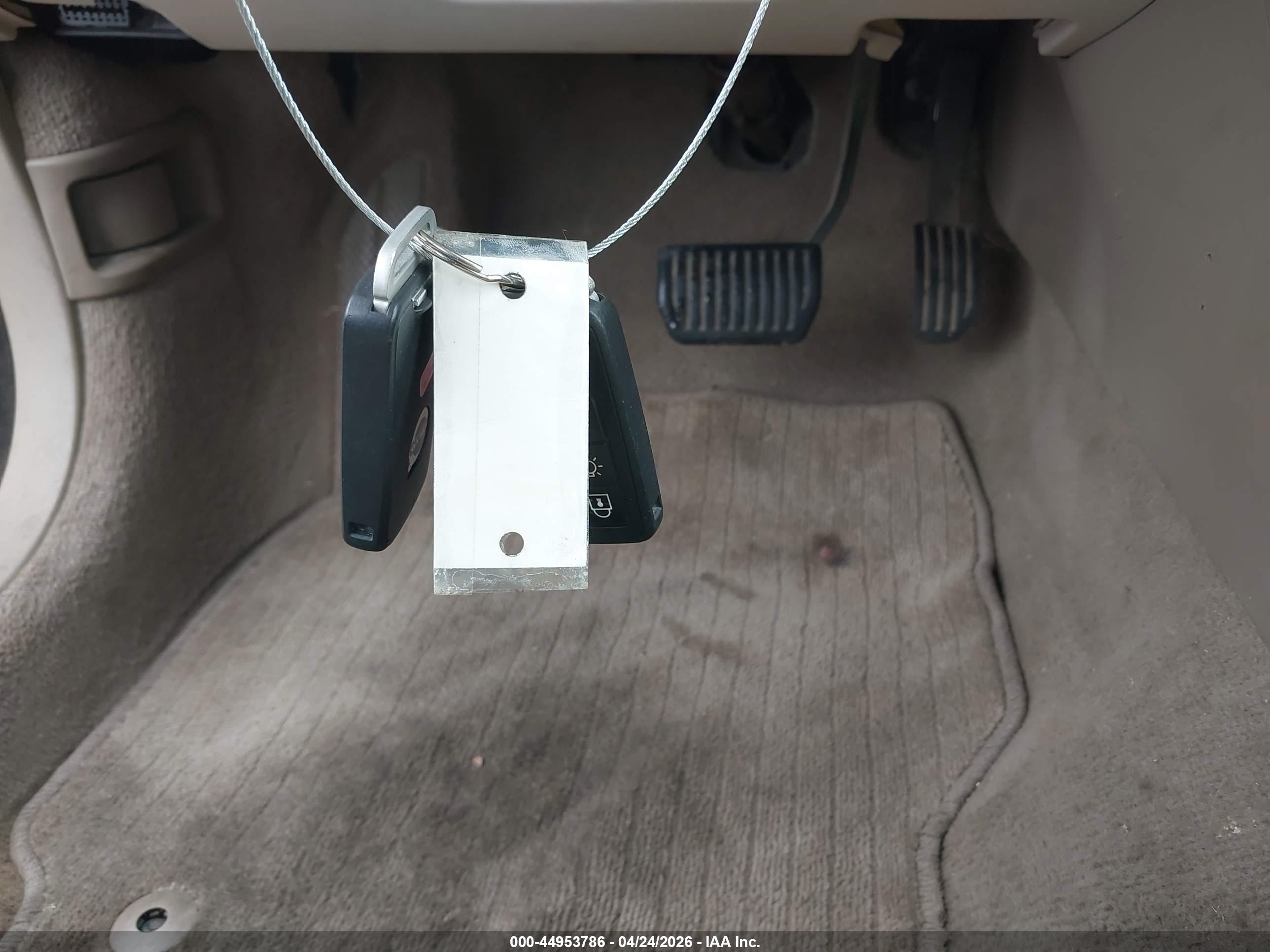 VOLVO XC70 image 11