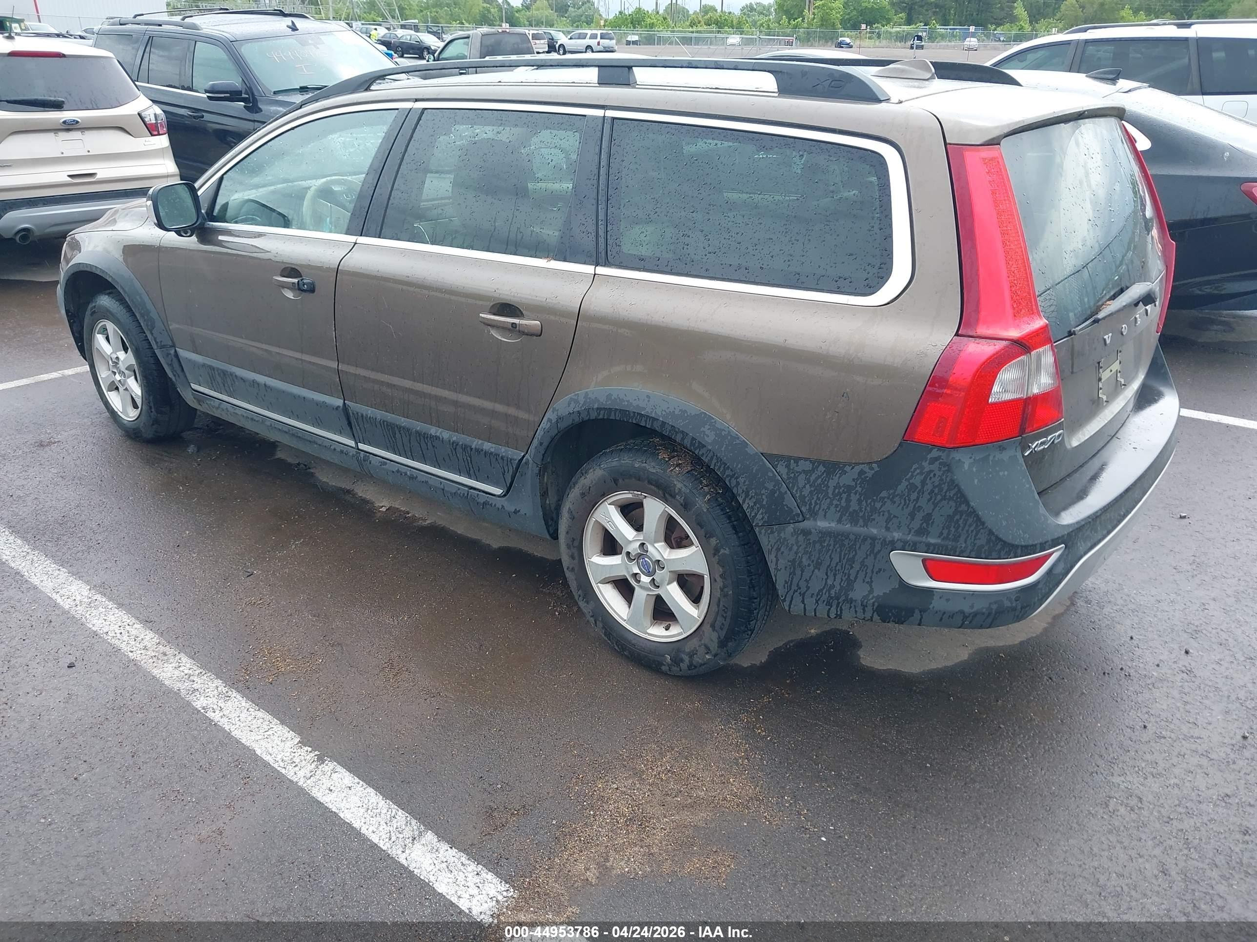 VOLVO XC70 image 3