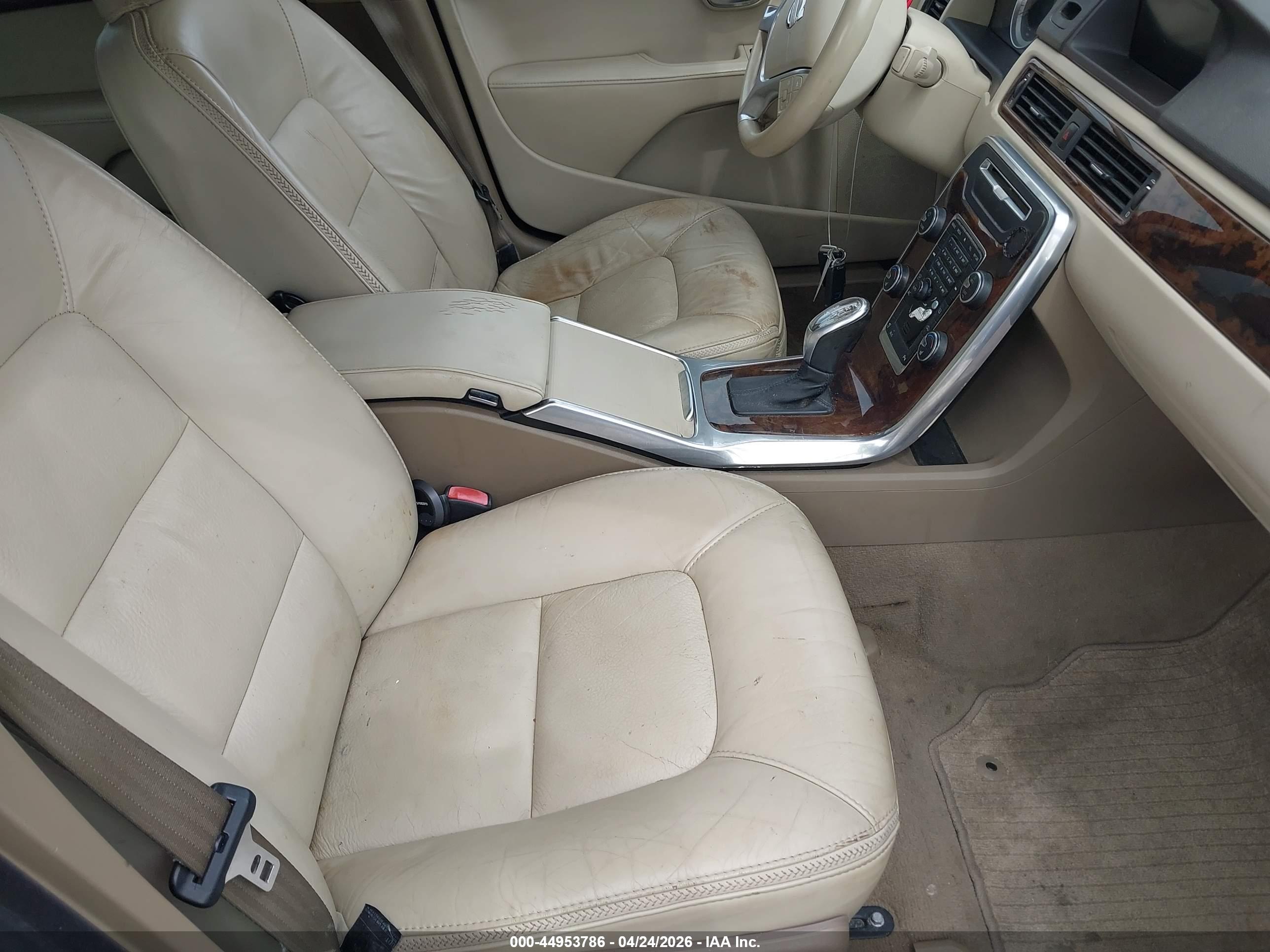VOLVO XC70 image 5