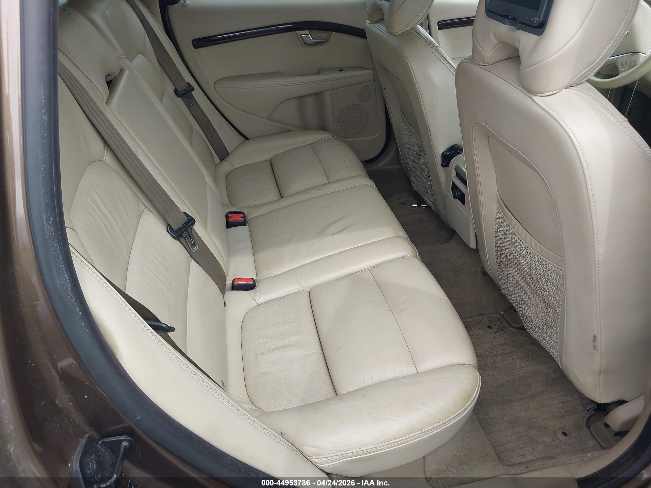 VOLVO XC70 image 8