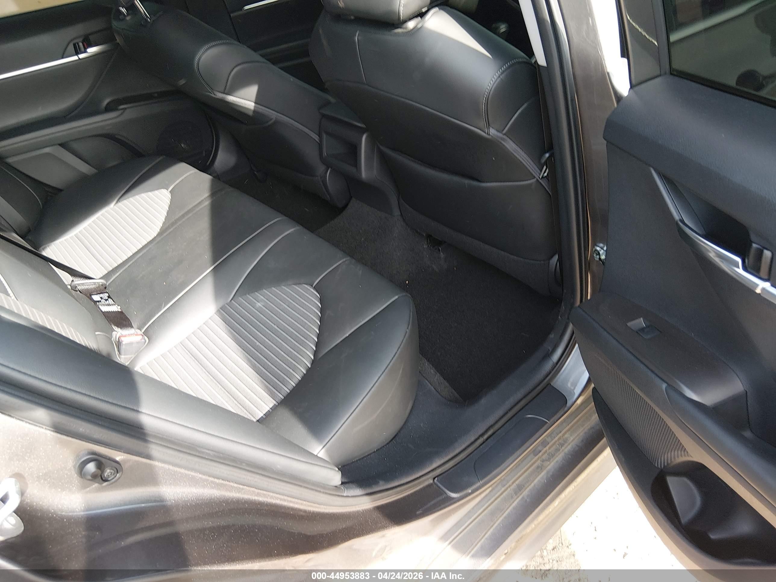 TOYOTA CAMRY image 8
