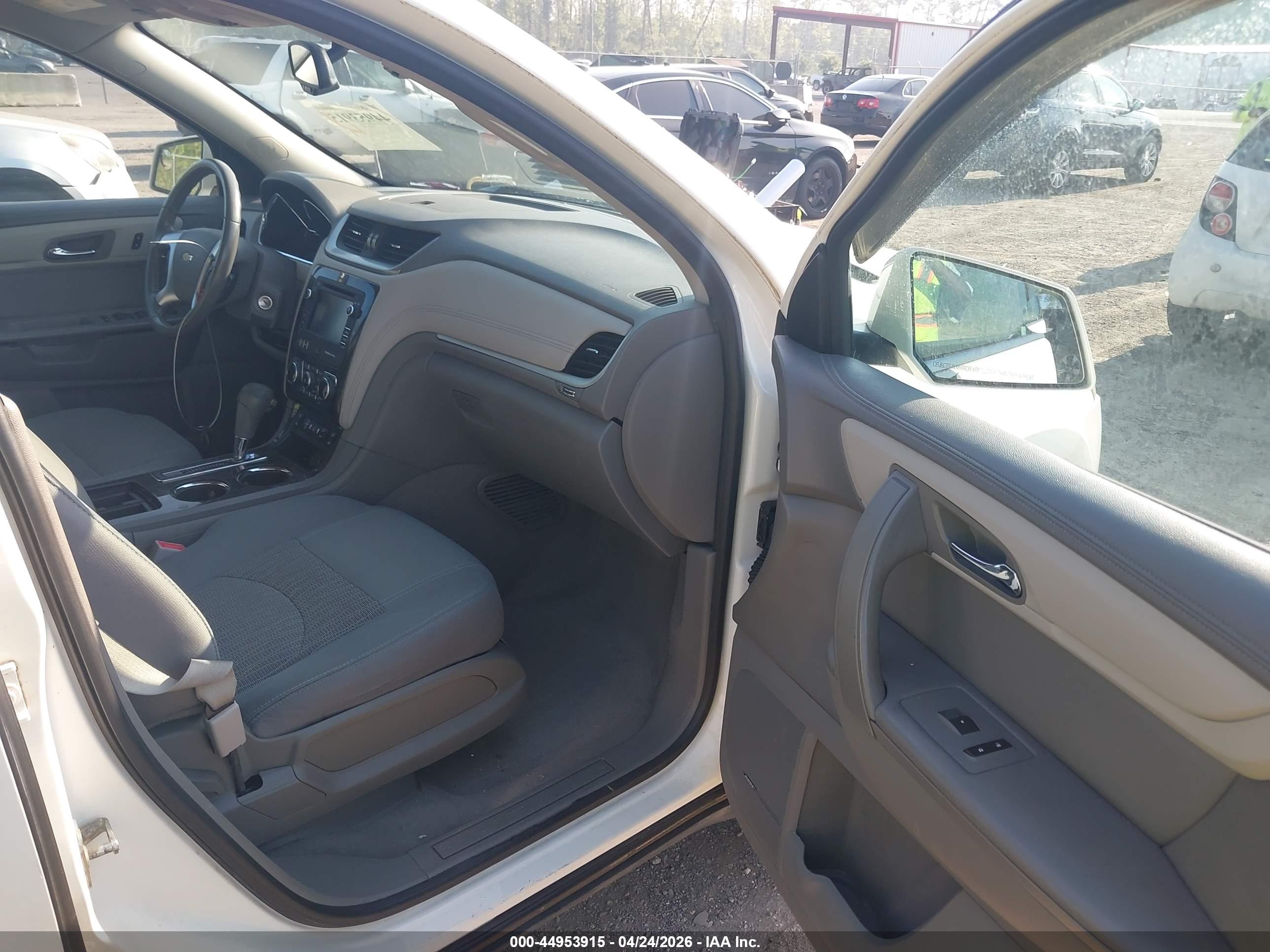 CHEVROLET TRAVERSE image 5