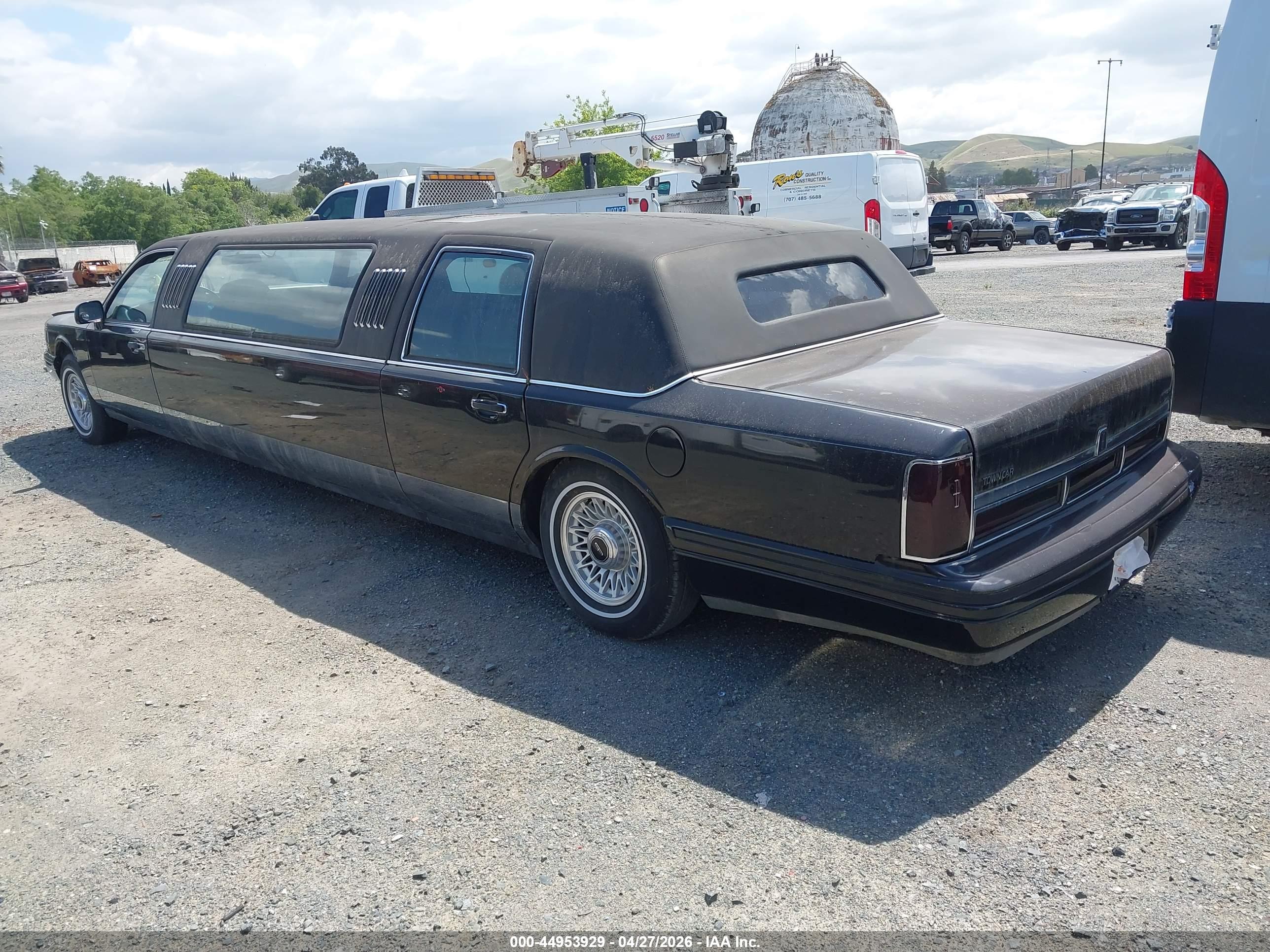LINCOLN TOWN image 3