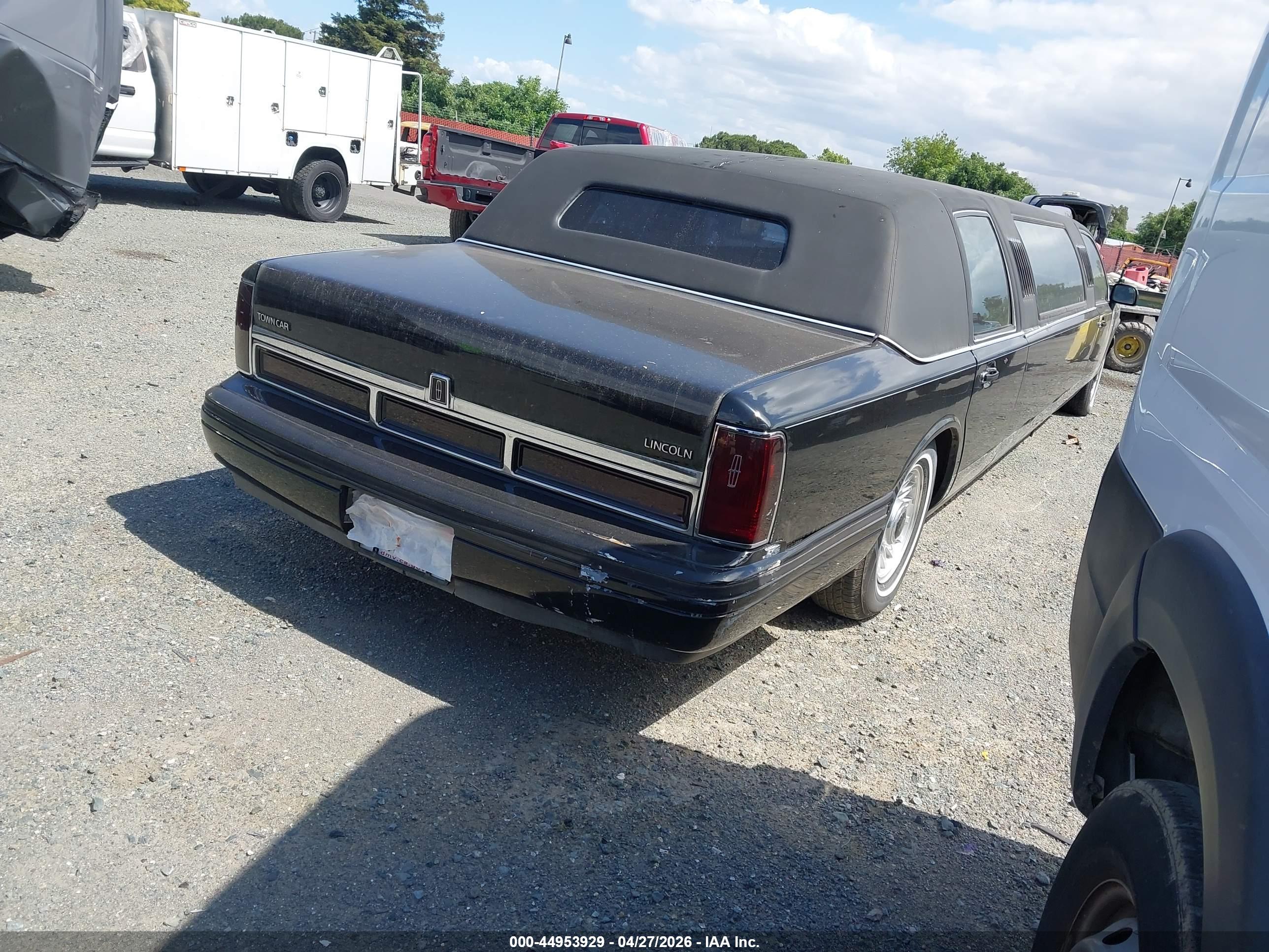 LINCOLN TOWN image 4