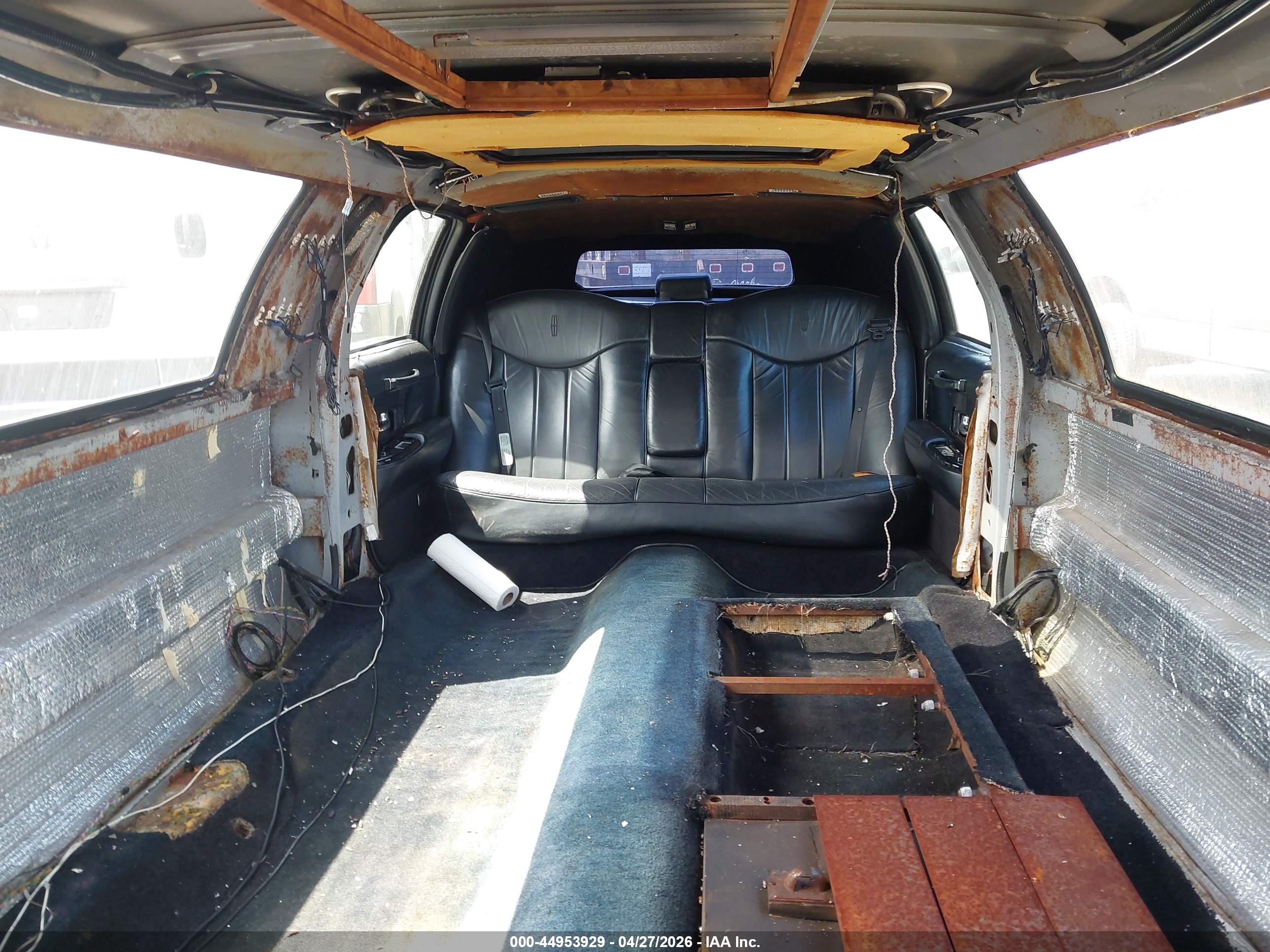 LINCOLN TOWN image 8