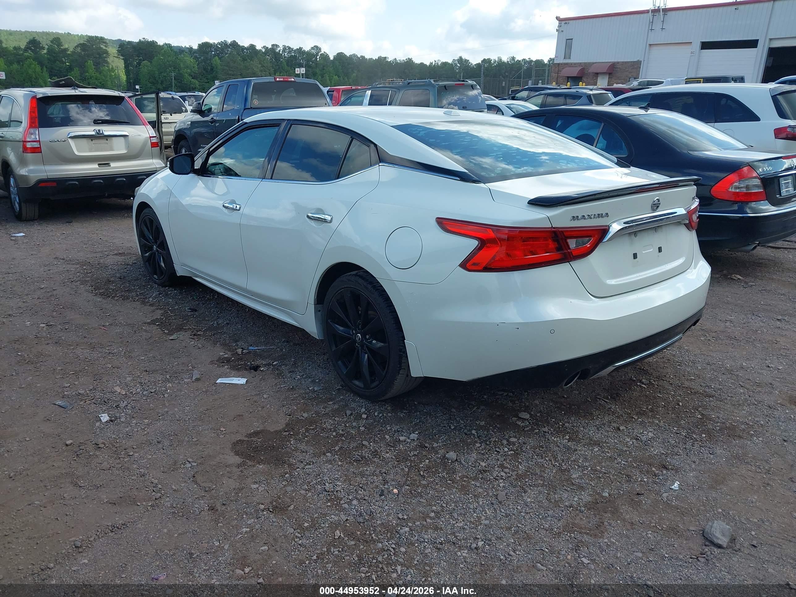 NISSAN MAXIMA image 3
