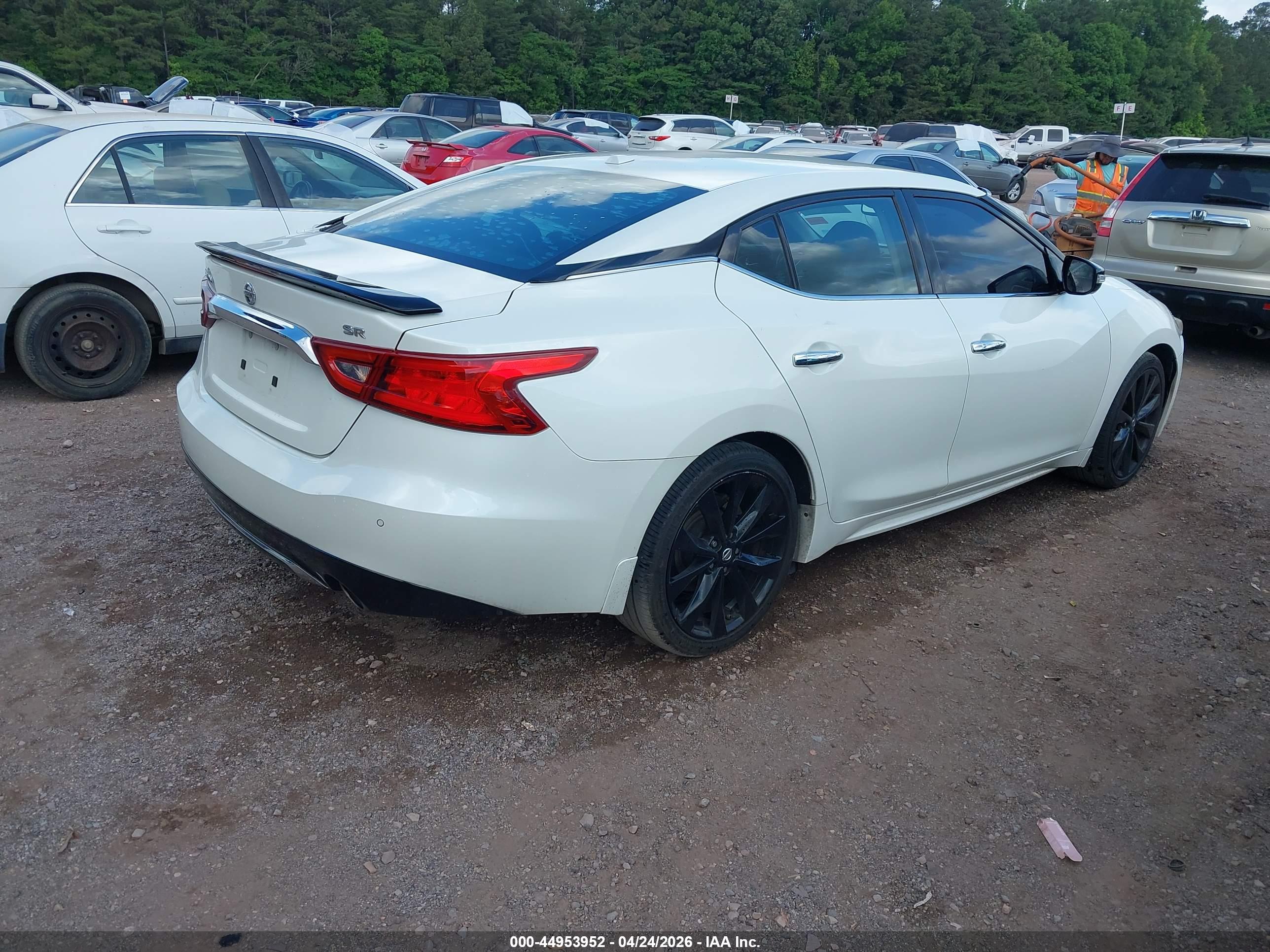 NISSAN MAXIMA image 4