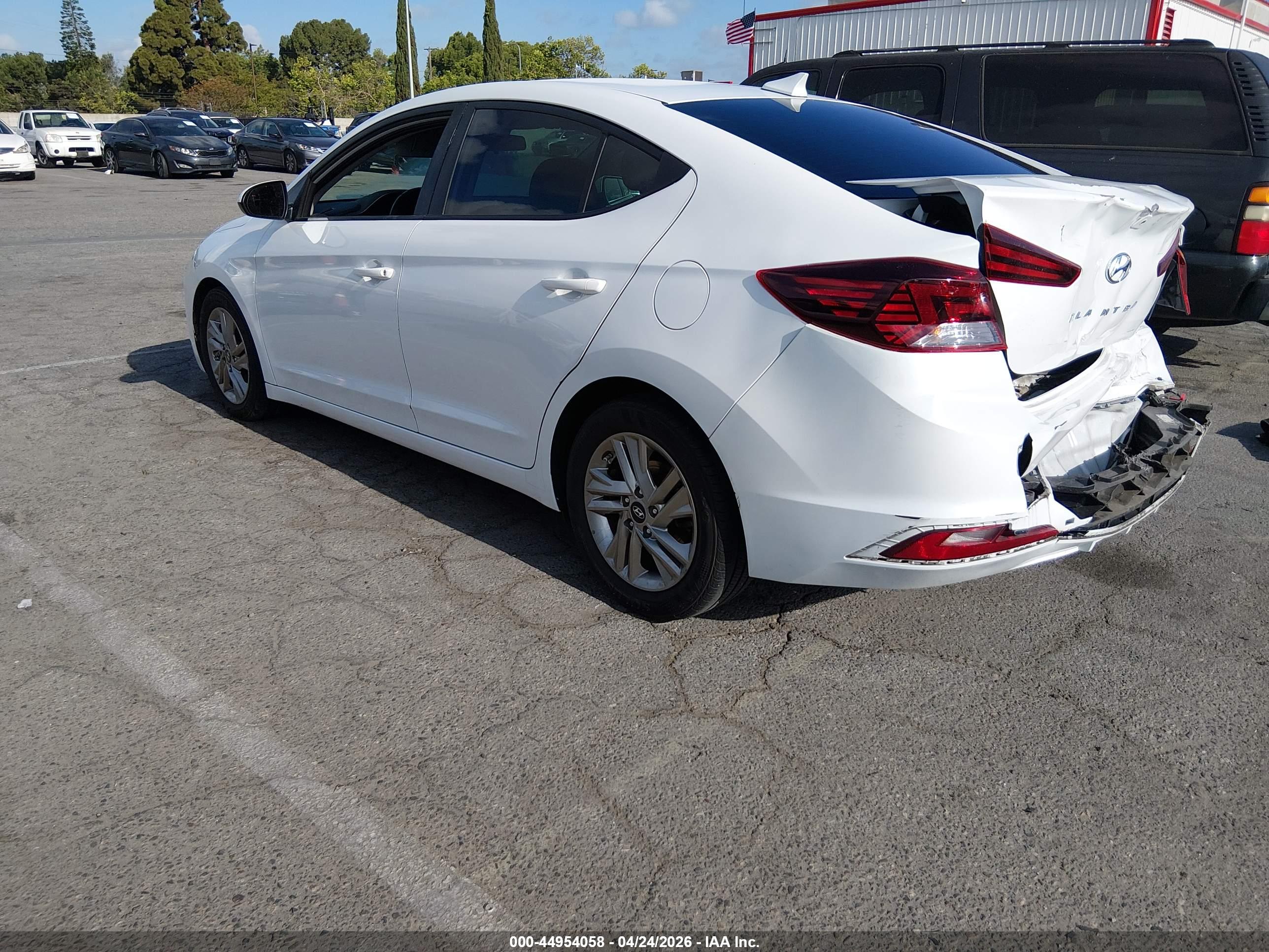 HYUNDAI ELANTRA image 3