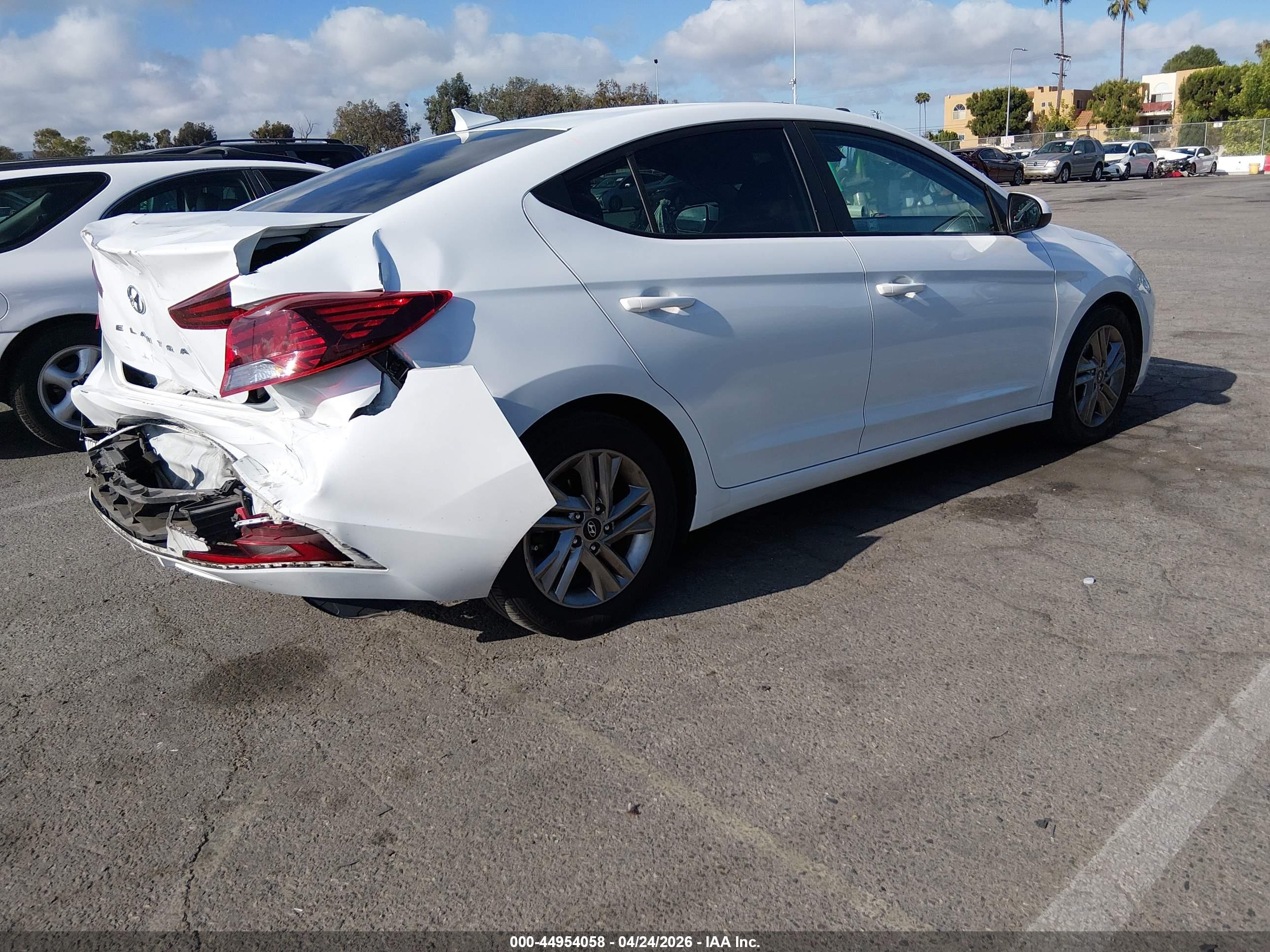 HYUNDAI ELANTRA image 4