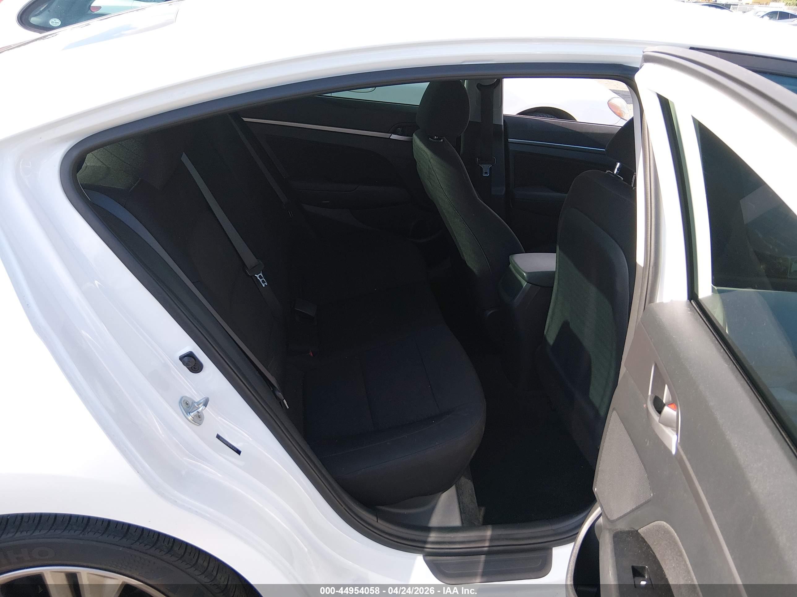 HYUNDAI ELANTRA image 8