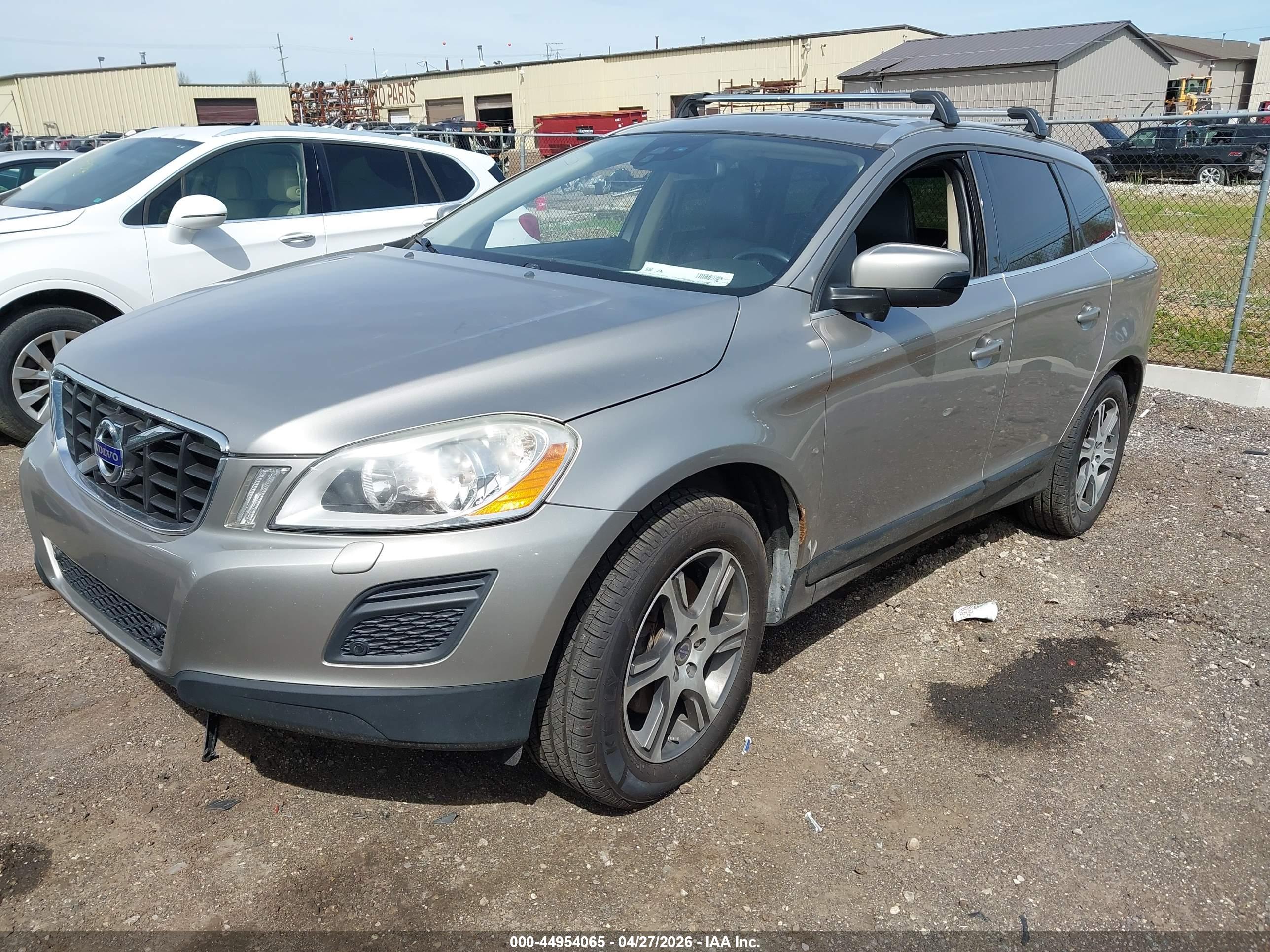 VOLVO XC60 image 2